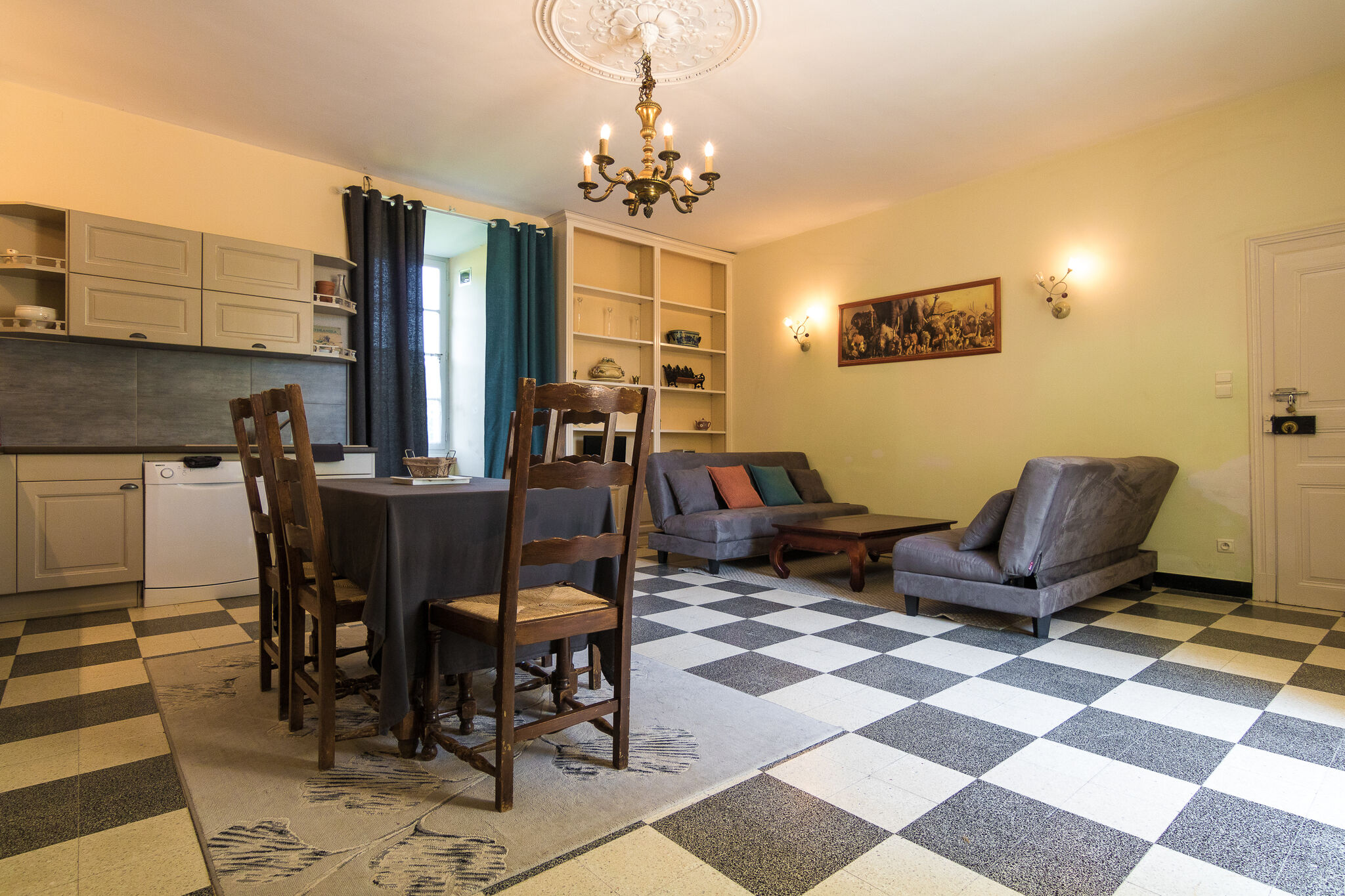 Very spacious cottage with a separate guest house on a medieval domain.
