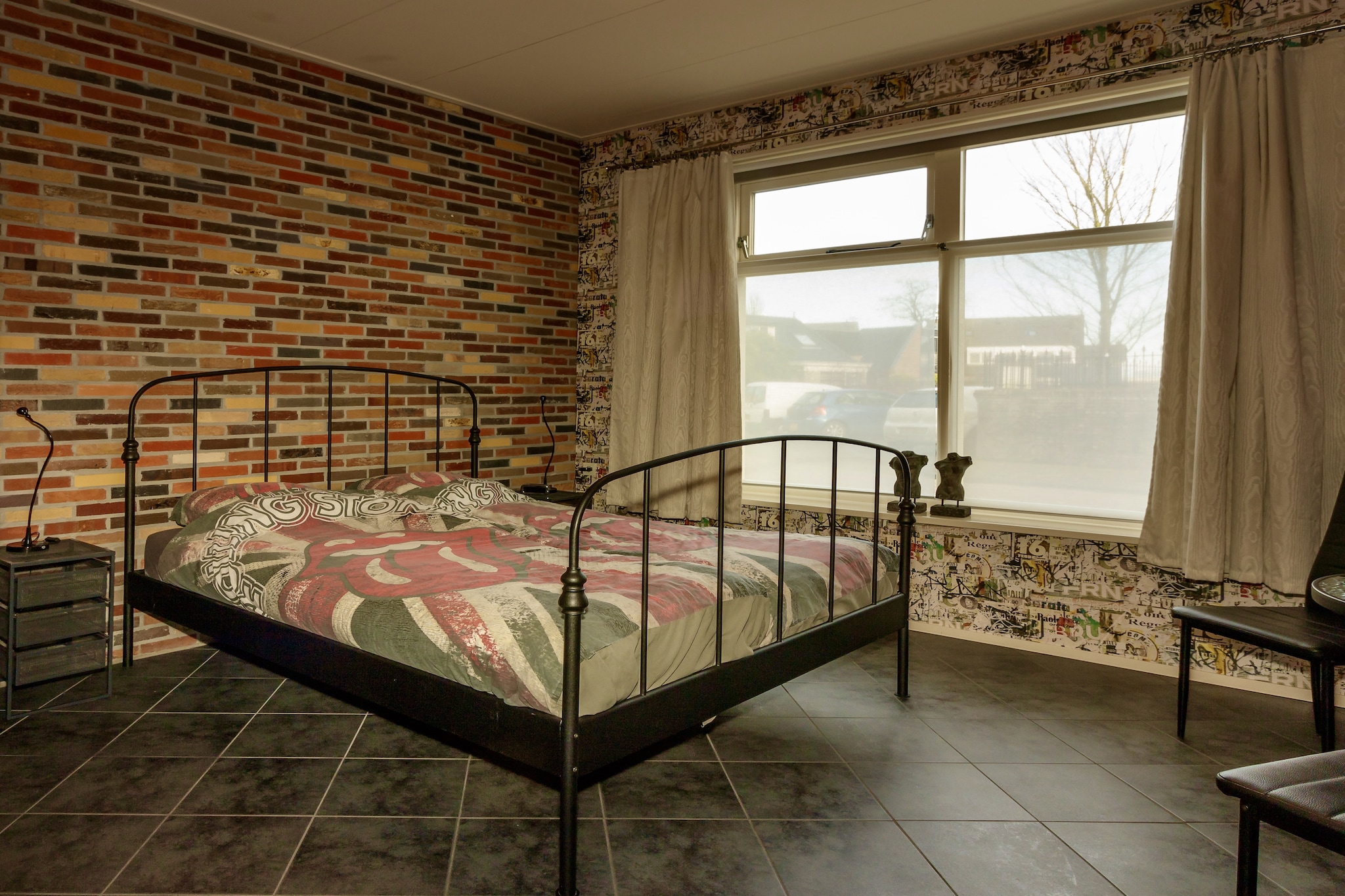 Ground floor: (hallway(washing machine), bedroom(double bed), bathroom(shower, washbasin, toilet))\n\nOn the 1st floor: (Kitchen(electric kettle, cooker(4 ring stoves), coffee machine, combination microwave, dishwasher, fridge-freezer), Living/diningroom(double sofa bed, TV, radio))\n\nheating, terrace, garden furniture, play equipment, bicycles available