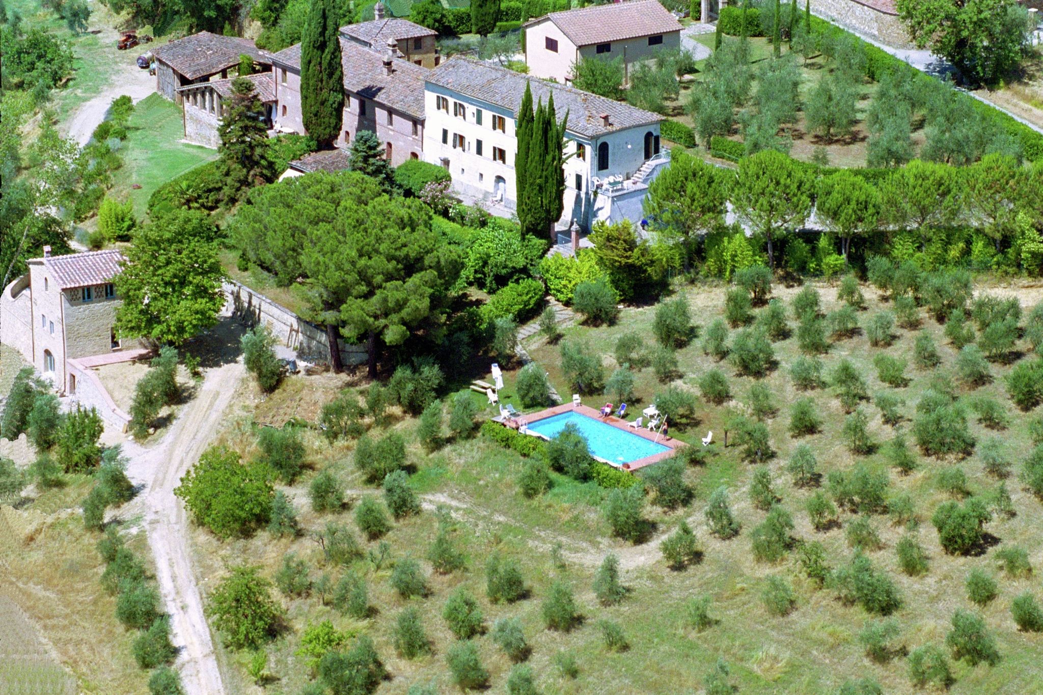 Boerderij-appartement omringd door cipressen en olijfbomen met panoramisch zicht