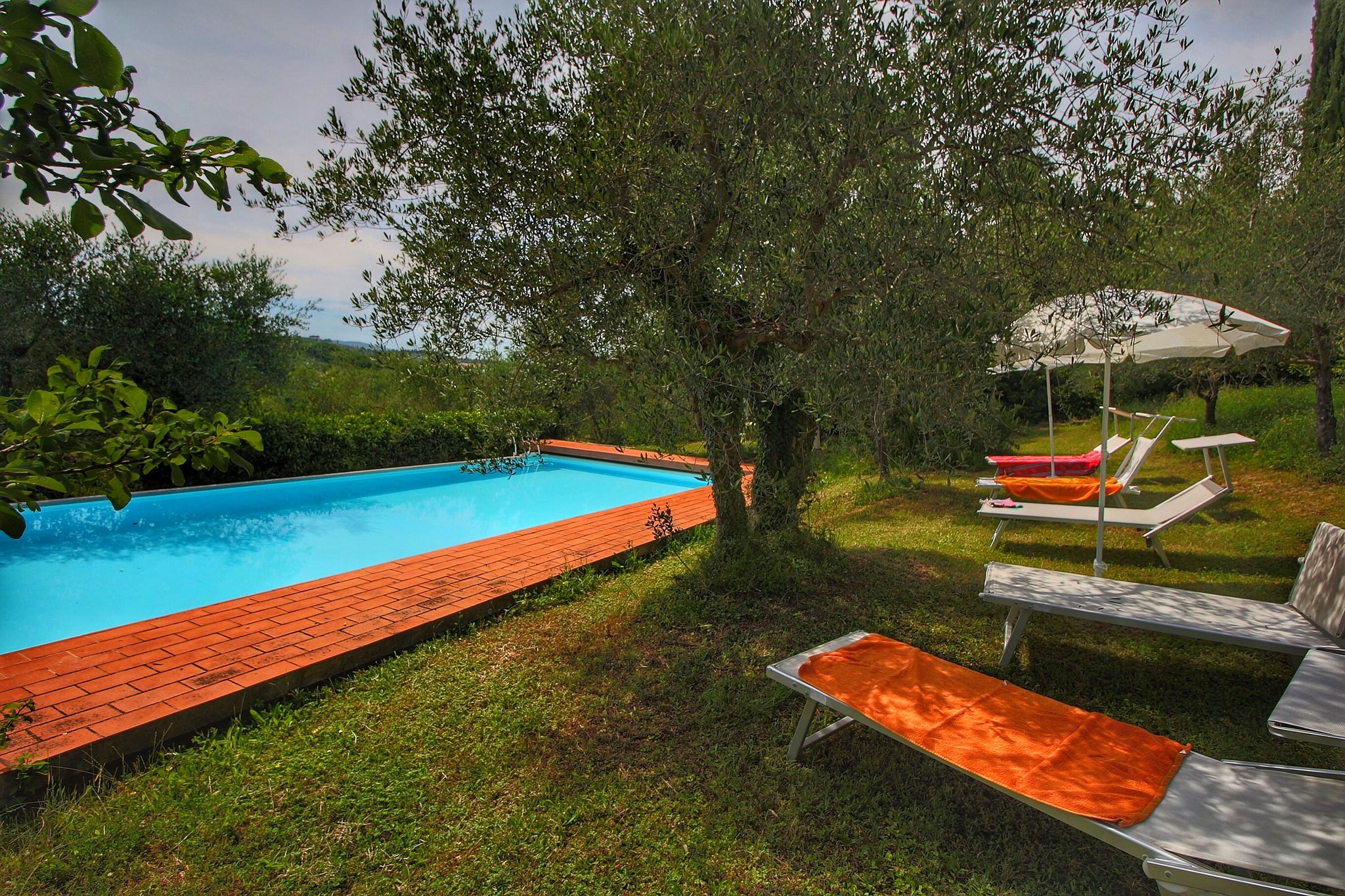 Pretty Farmhouse in Siena with Shared Swimming Pool