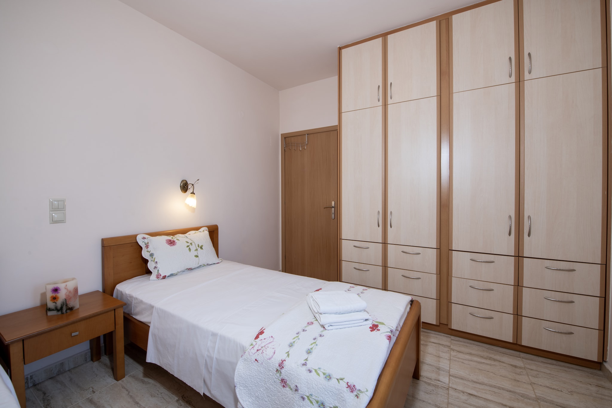 Ground floor: (Living room(2x single sofa bed, TV(satellite), air conditioning), open kitchen(cooker(ceramic), oven, microwave, dishwasher, fridge-freezer), bedroom(double bed, air conditioning), bedroom(2x single bed, air conditioning), bathroom(bathtub with shower, Bubble bath, washbasin, toilet))\n\nwashing machine, terrace, garden(shared with other guests, fenced), garden furniture, sun loungers, BBQ, parking, parasol, swimming pool(shared with other guests, 6 x 4 m.), children\'s bed, high chair