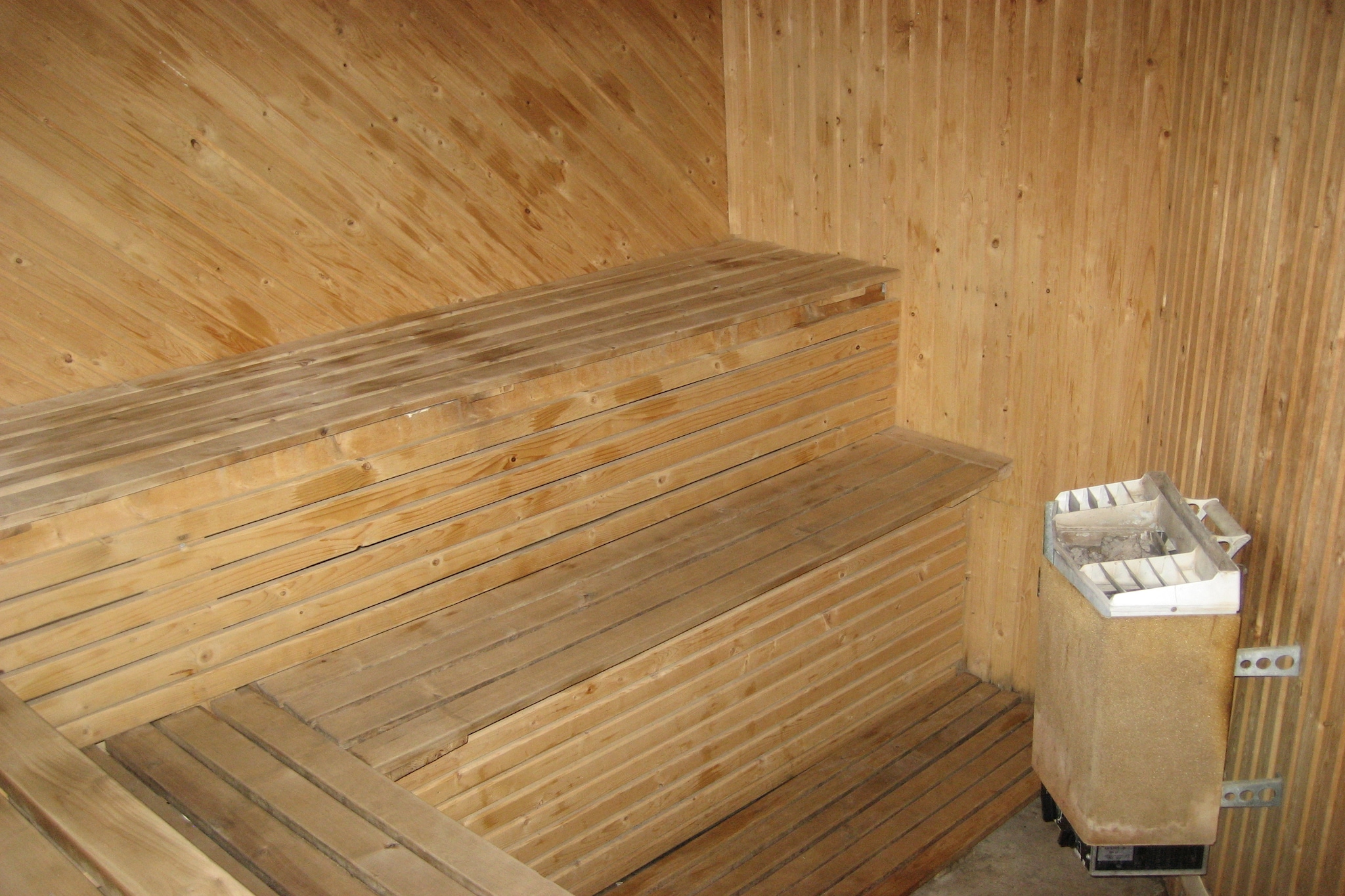 This spacious holiday home in Sysslebäck offers a perfect blend of comfort and entertainment, making it an ideal retreat for families and groups. Featuring a cozy fireplace, multiple relaxation areas with TV and games like table tennis and billiards, and a private garden with a terrace, it’s designed for both relaxation and fun. The home also includes a sauna and plenty of indoor and outdoor space to unwind while enjoying scenic views of the surrounding countryside. With an overhead projector and video projector, it’s perfect for movie nights or presentations, adding an extra touch of luxury to your stay. Free WiFi, family-friendly amenities, and a peaceful setting close to nature, this home is a wonderful base for exploring the best of Sysslebäck and its surroundings.

Located just 0.8 km from the peaceful Lake Letten, guests can enjoy tranquil days by the water or explore outdoor activities like hiking, fishing, and canoeing. Winter sports enthusiasts will appreciate the proximity to the Branäs ski area, about 23 km away, known for its excellent slopes and family-friendly atmosphere. Nearby towns such as Höljes and Lima offer charming day-trip options, while the local bus and train stations provide easy access to the wider region, making exploration effortless.

For dining, the area boasts great options, including Spishyllan and The French Bulldog Inn, both about 22 km from the property, where visitors can enjoy traditional Swedish cuisine and a warm, welcoming ambience. Local markets and shops in Sysslebäck also offer fresh regional produce and specialities.
