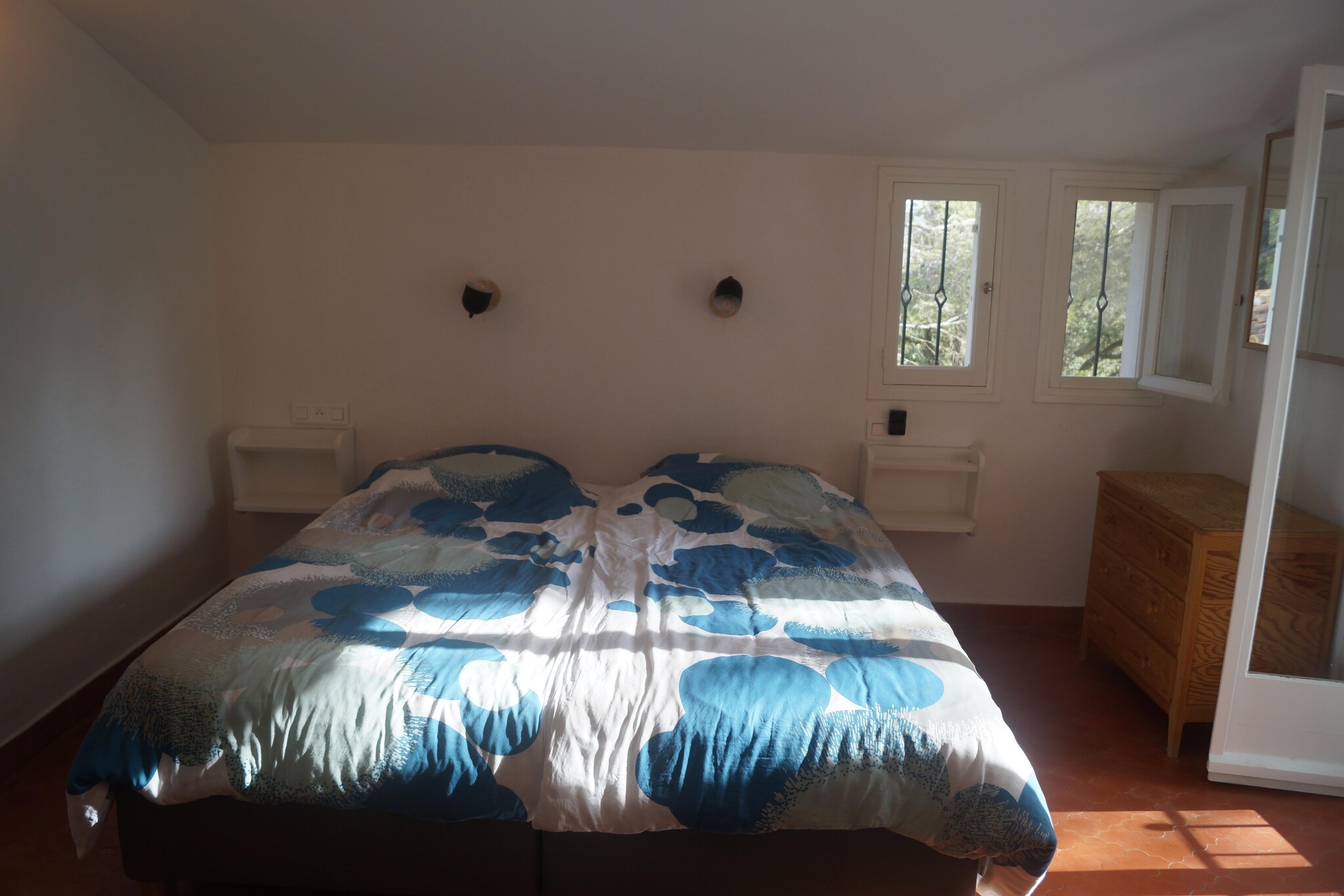 Ground floor: (Kitchen(cooker(induction), coffee machine(filter), oven, microwave, dishwasher, fridge, freezer), Living/diningroom(TV(satellite), fireplace, DVD player, stereo unit, garden doors, high chair), bedroom(double bed(two single duvets, synthetics)), bedroom(double bed(two single duvets, synthetics)), bathroom(bath tub, shower, washbasin), toilet(washbasin, toilet), washing machine, courtyard(private))\n\nOn the 1st floor: (Bedroom with bathroom(double bed or 2 single beds(duvet, synthetics), shower, washbasin, toilet))\n\ngarage(reachable from the outside), garden(private, fenced, illuminated), BBQ, boules court, children\'s bed, high chair