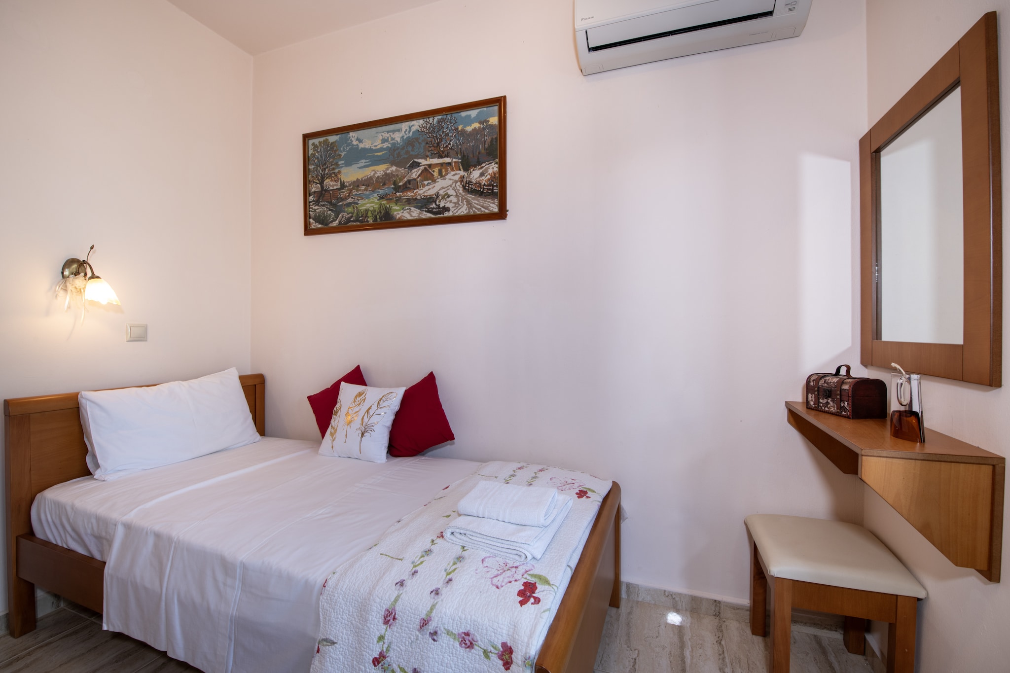 Ground floor: (Living room(single sofa bed, TV(satellite), air conditioning), open kitchen(cooker(ceramic), oven, dishwasher, fridge-freezer), bedroom(double bed, air conditioning), bedroom(single bed, air conditioning), bathroom(bathtub with shower, Bubble bath, washbasin, toilet), terrace)\n\nwashing machine, garden(shared with other guests, fenced), garden furniture, sun loungers, BBQ, parking, parasol, swimming pool(shared with other guests, 6 x 4 m.), children\'s bed, high chair