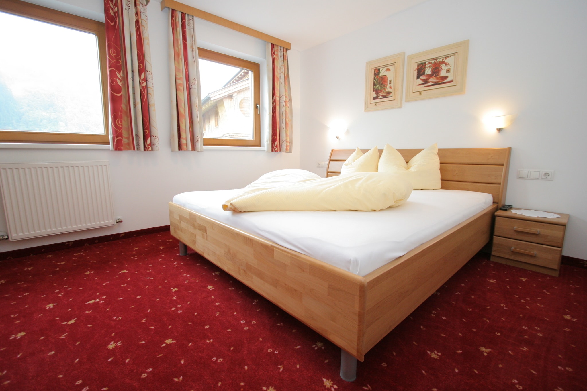 The newly built and very well equipped stylish flats are located in the centre of Uderns in the middle of a breathtaking mountain scenery with the ski bus stop directly in front of the house and are only 2 km away from the Hochzillertal/Kaltenbach cable cars. Two flats each on the 1st and 2nd floor for 6 and 7 people are also ideal for a holiday stay for several families. 
The pizzeria in the house invites you for a visit to spoil you with delicacies. A holiday at its best in cosy surroundings.


