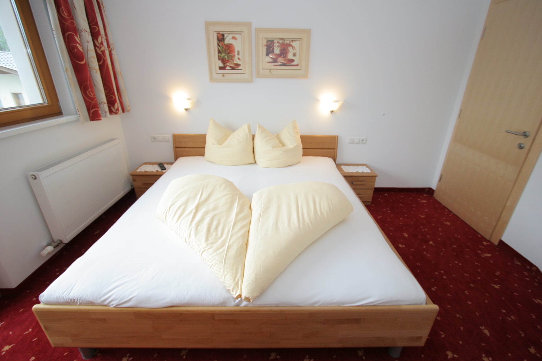 The newly built and very well equipped stylish flats are located in the centre of Uderns in the middle of a breathtaking mountain scenery with the ski bus stop directly in front of the house and are only 2 km away from the Hochzillertal/Kaltenbach cable cars. Two flats each on the 1st and 2nd floor for 6 and 7 people are also ideal for a holiday stay for several families. 
The pizzeria in the house invites you for a visit to spoil you with delicacies. A holiday at its best in cosy surroundings.