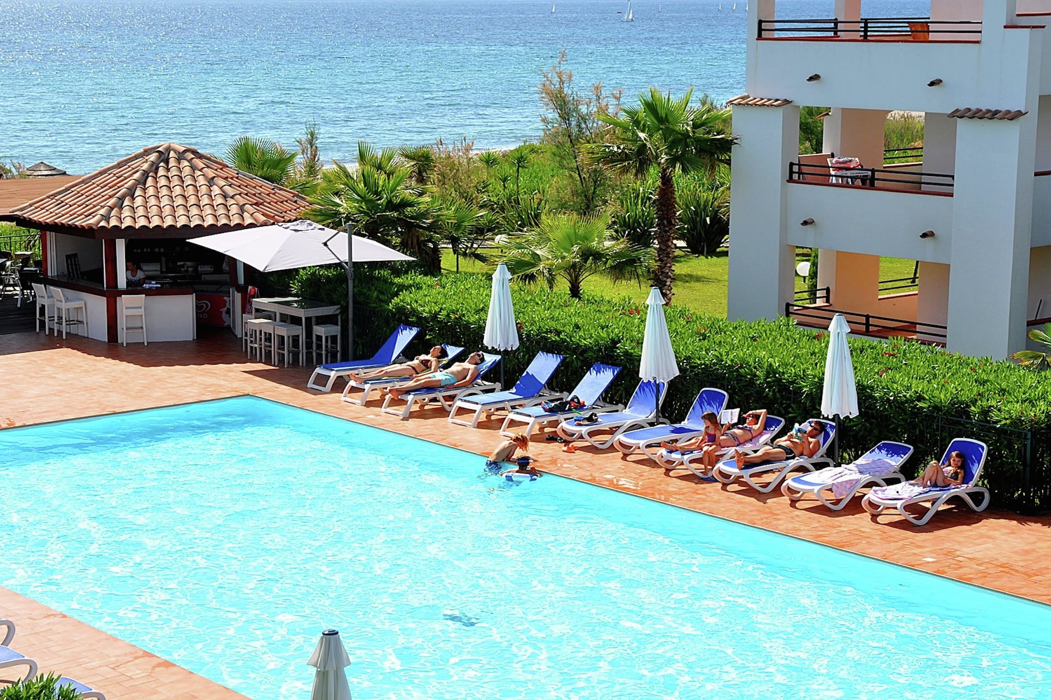 Nette appartementen aan uitgestrekt strand op mooi Corsica