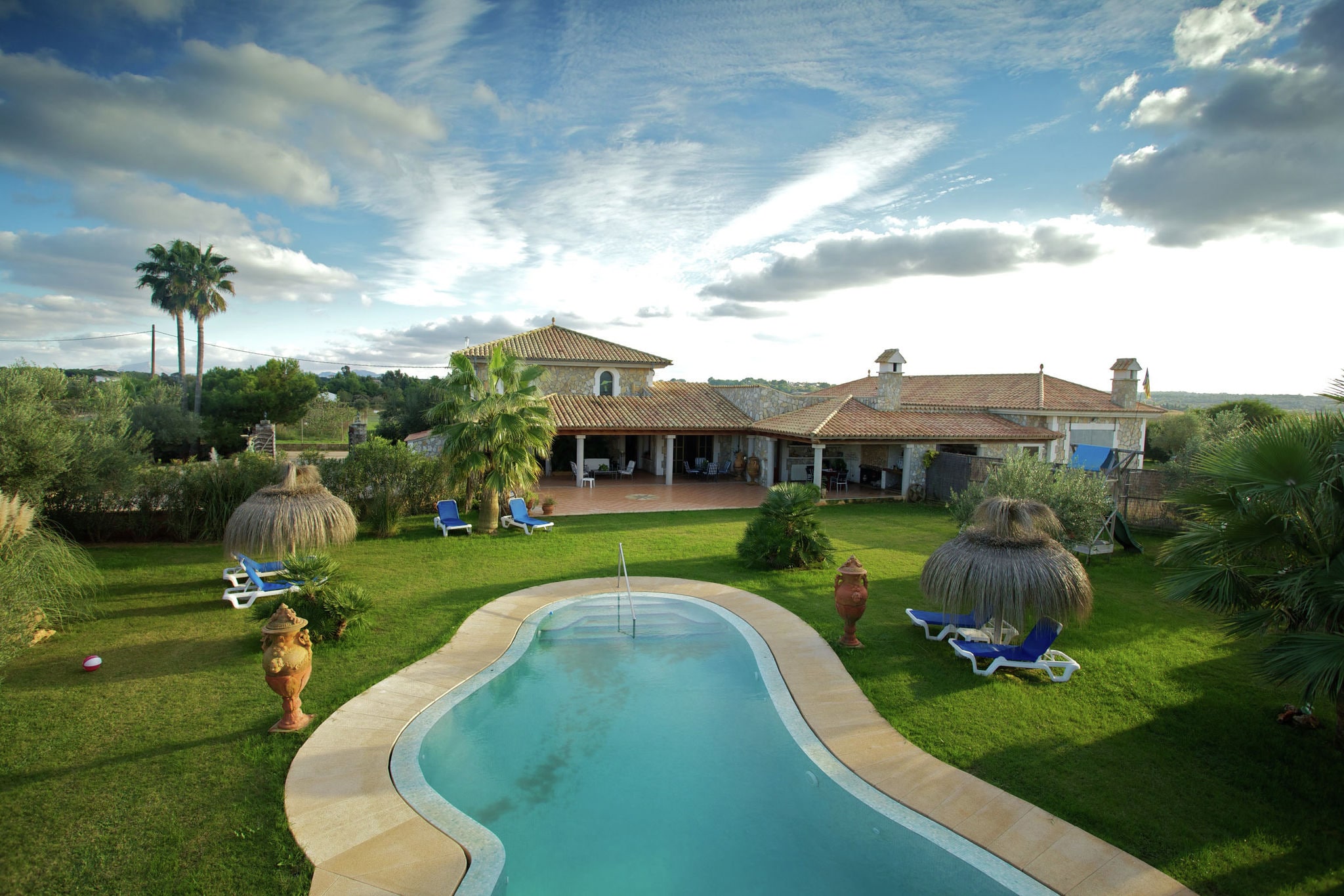 Luxurious villa perfect for large families and only 2km from the beach