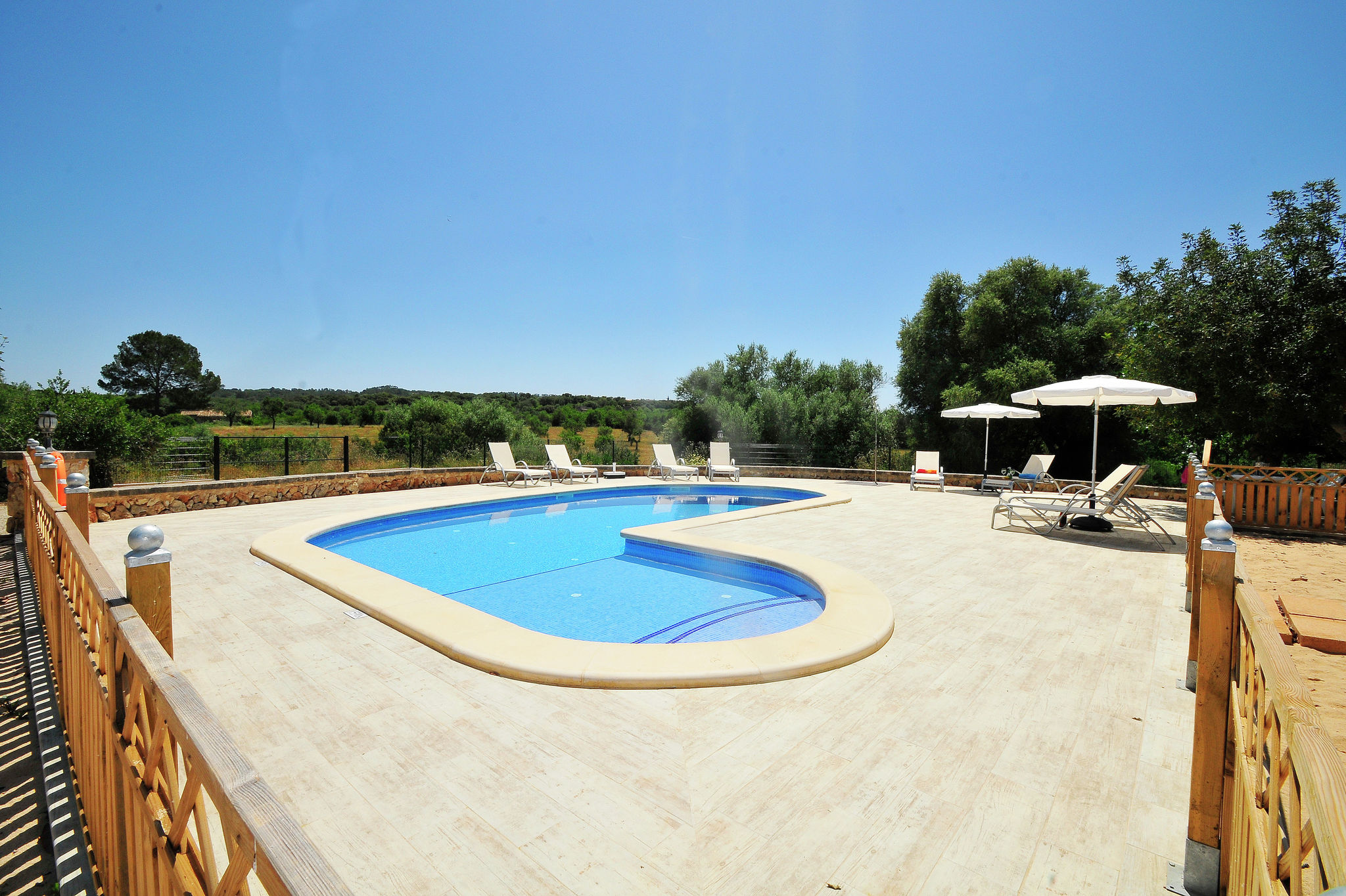 Authentieke villa met zwembad en mooi uitzicht in een landelijke omgeving
