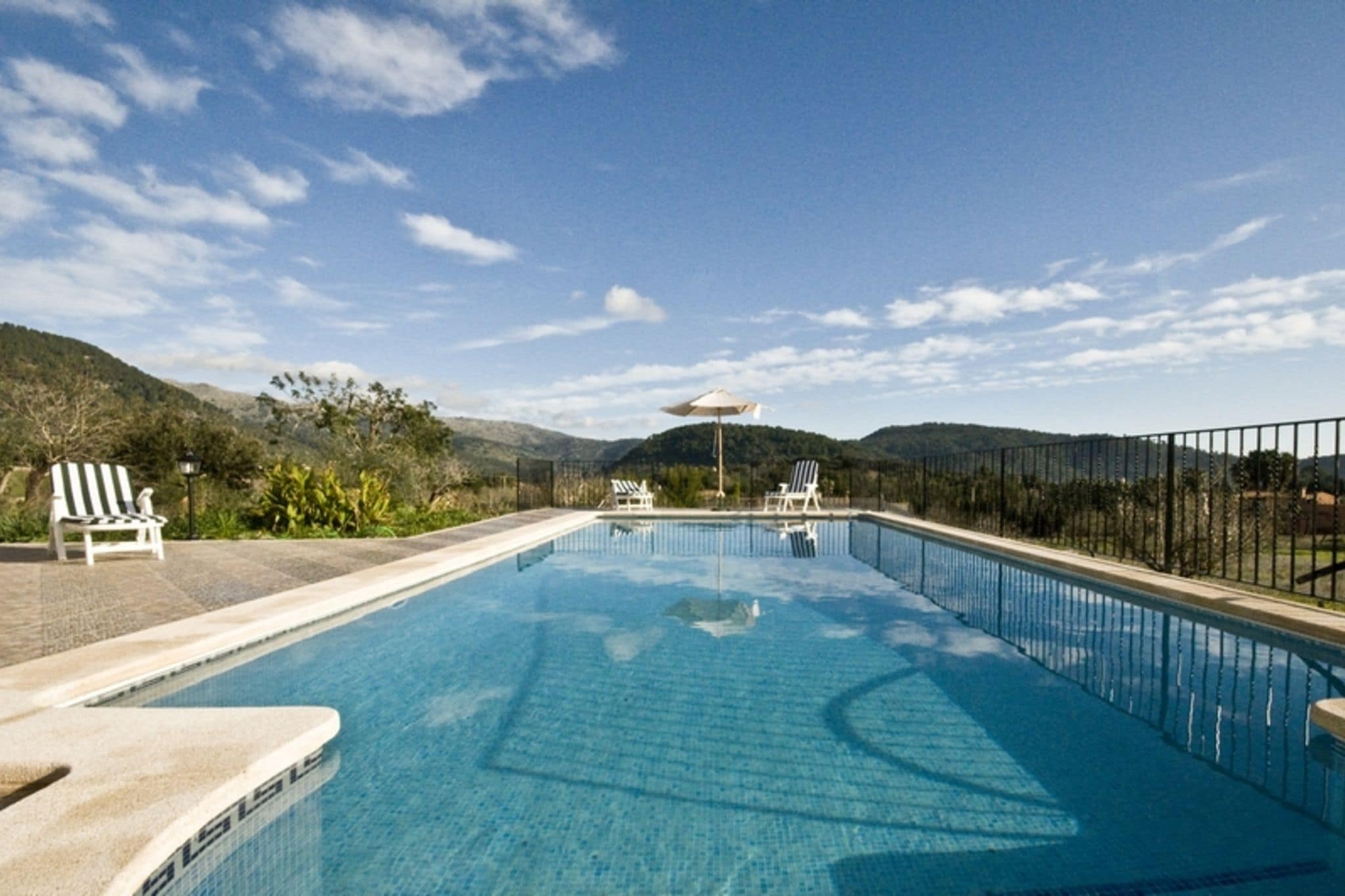 Grande maison de campagne avec vue panoramique sur la chaîne de montagnes Tramuntana