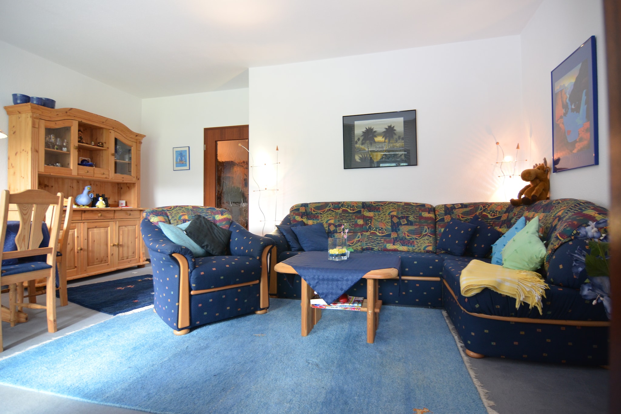 This comfortably furnished holiday home is nestled in a peaceful cul-de-sac above the town of Usseln am Kahler Pön in the beautiful Sauerland region. Surrounded by forest and offering stunning, unobstructed views of the countryside, it’s the perfect retreat for nature lovers. The apartment features a sunny private terrace and a relaxing garden, providing an ideal spot to unwind after outdoor activities.
Right next to the forest, the location gives direct access to hiking trails, cross-country ski runs, and ski lifts, making it a great base for sports enthusiasts throughout the year. The fully equipped, tastefully decorated apartment offers all the comforts needed for a cozy stay amid tranquil surroundings.
Nearby popular destinations include Willingen (6 km), Korbach (20 km), Winterberg (25 km), and the Diemelsee lake (15 km). Essential amenities such as restaurants, public transport, and a swimming pool are within easy reach, while the airport is 60 km away, ensuring convenient travel access.