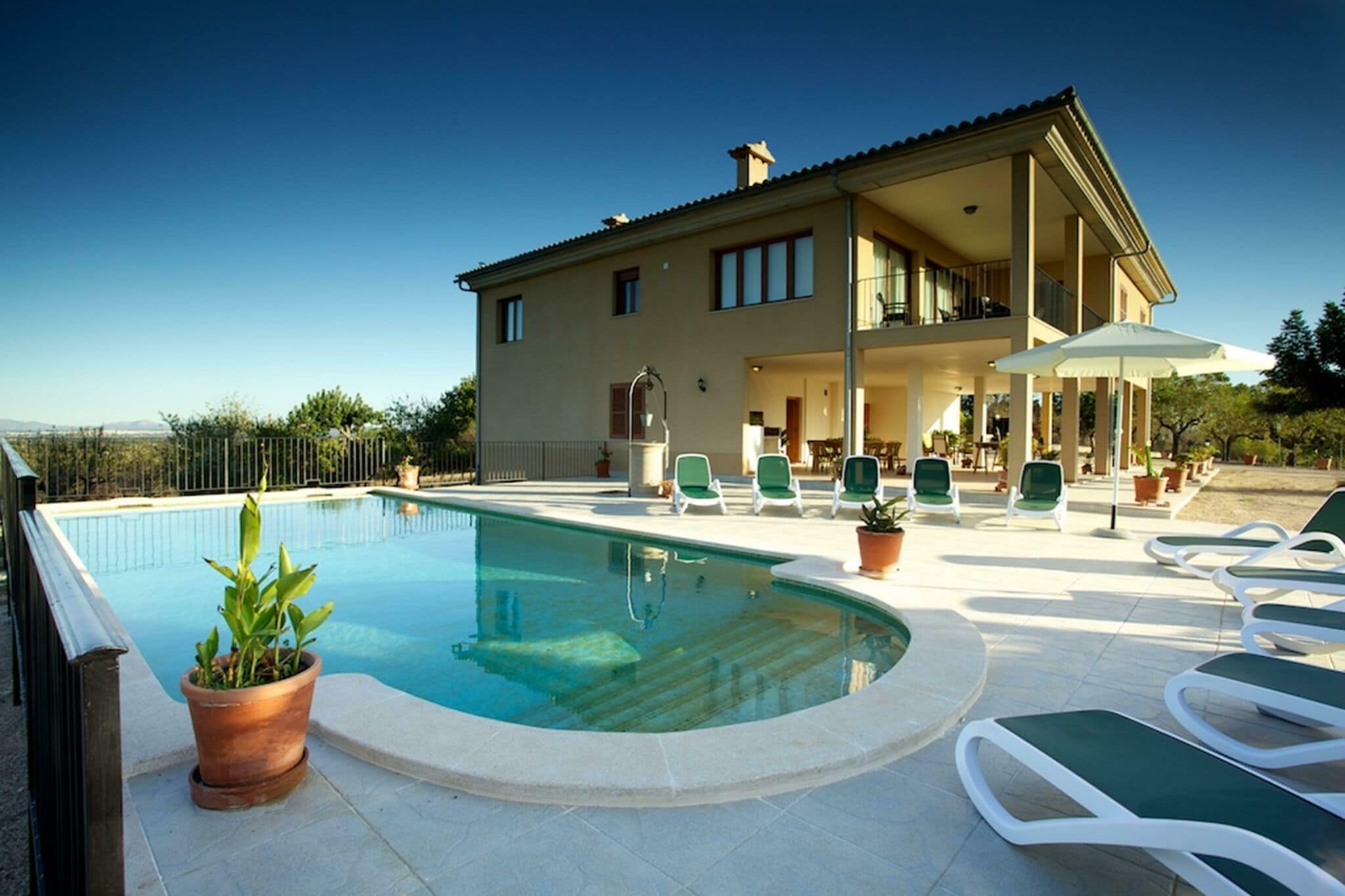 Stunning country house with pool and panoramic views for 10 people