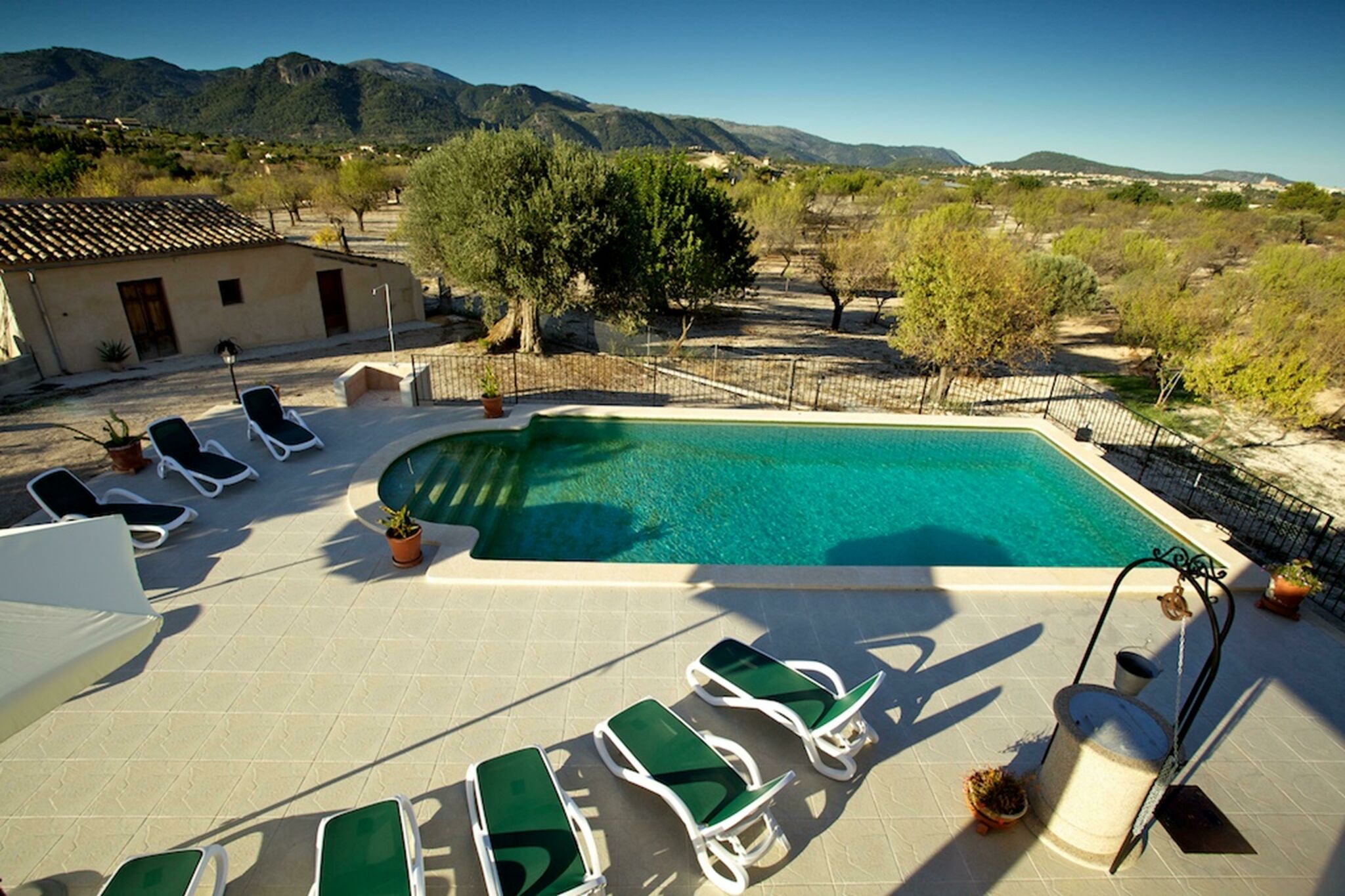 Schönes Landhaus mit Pool und Panoramablick für 10 Personen