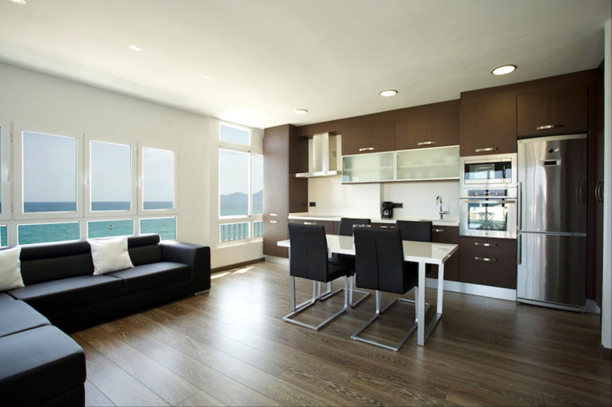 Modern appartement met lift, strand op loopafstand uitzicht op zee