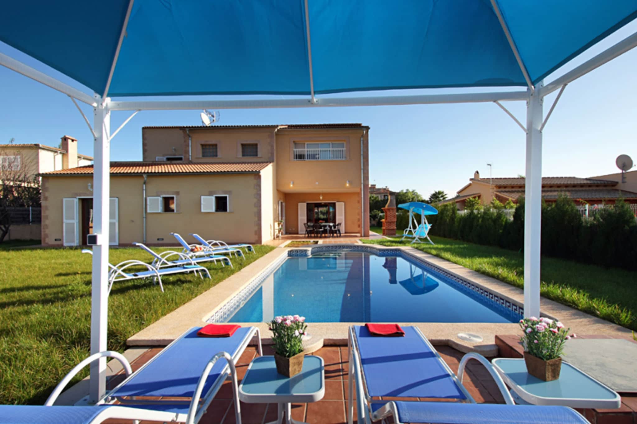 Modern villa for 8 people with pool and bubble bath 15 km from the sea