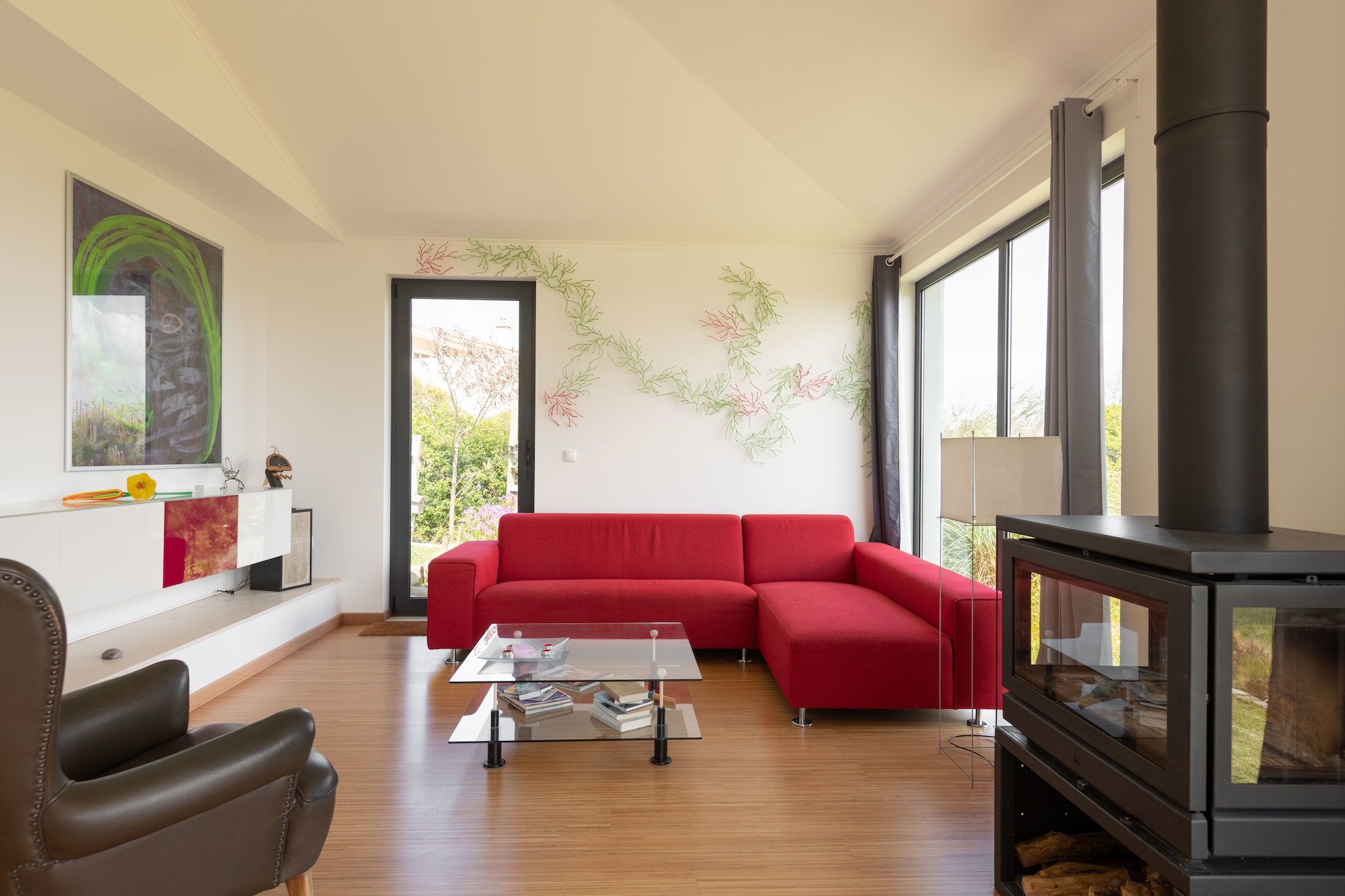 Escape to this charming villa in the serene Serra do Bouro region near Caldas da Rainha. Perched on one of the highest cliffs along the Portuguese coast, it offers breathtaking panoramic views of the Atlantic, just 200 meters away. Designed for families, friends, and nature lovers, the villa features a modern, open-plan living and dining area with a fully equipped kitchen and a cozy fireplace. There are two bright bedrooms and an ensuite bathroom. Outside, the fully enclosed garden boasts a landscaped pond, deckchairs, parasol, and barbecue, perfect for relaxing while soaking up the valley and ocean views. Beautiful beaches like Foz do Arelho, Salir do Porto, and São Martinho do Porto are only 5 km away, offering cafes and restaurants along the shore. Explore the medieval town of Óbidos, the Alcobaça Monastery, or the church in Batalha, all a short drive from the villa. Caldas da Rainha, 8 km away, features a lively market, cafes, and shops, while golf courses, cycling routes, and nature reserves provide further opportunities for outdoor adventure. Pets are not allowed, ensuring a tranquil and comfortable stay.