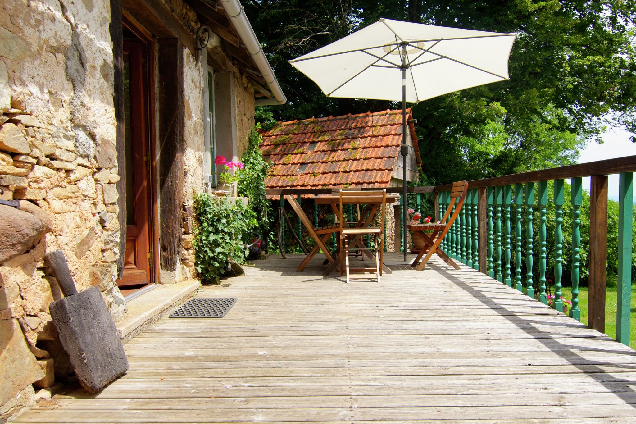 Malerisches Ferienhaus in Juillac mit privatem Garten