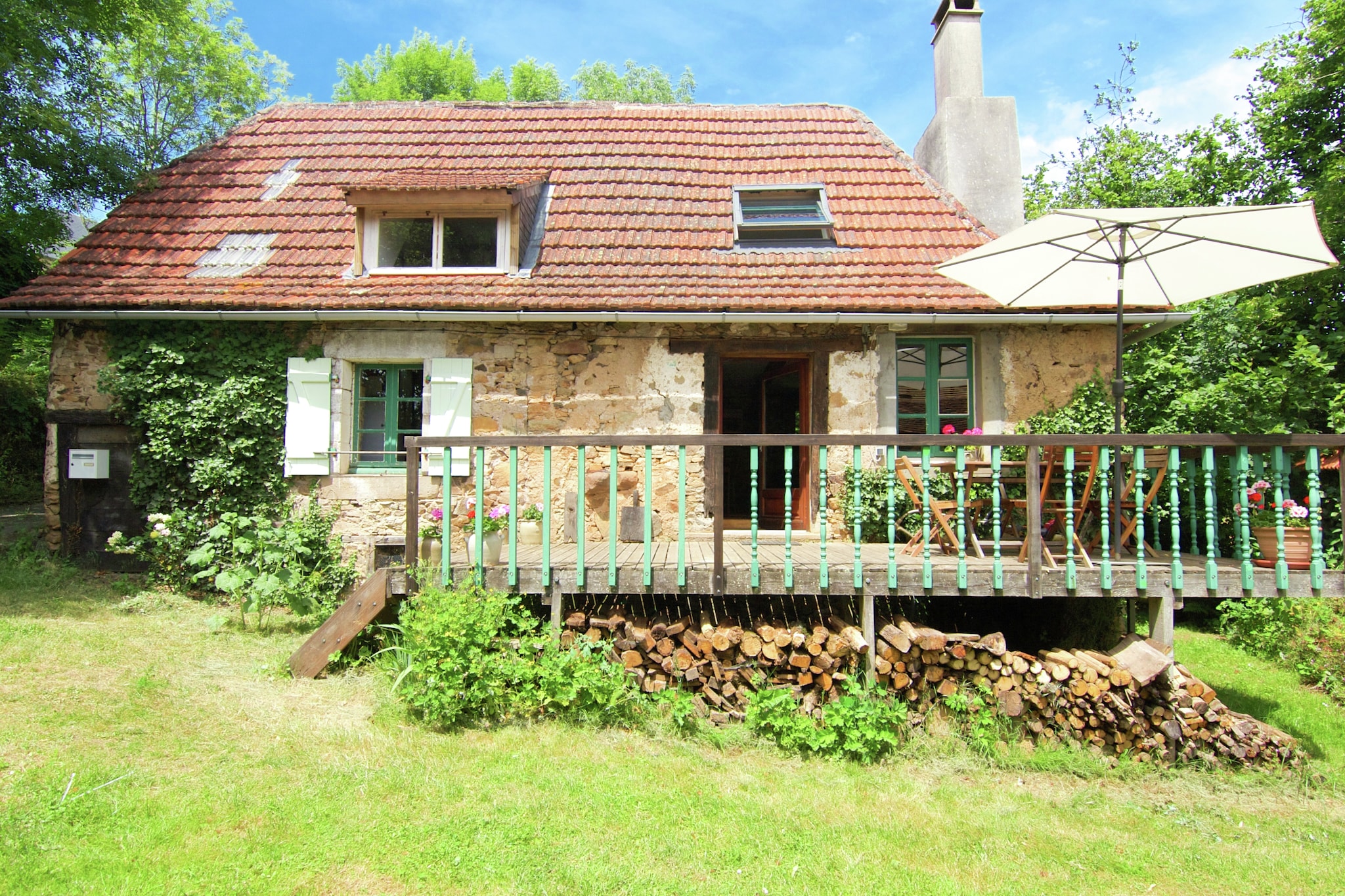 Malerisches Ferienhaus in Juillac mit privatem Garten