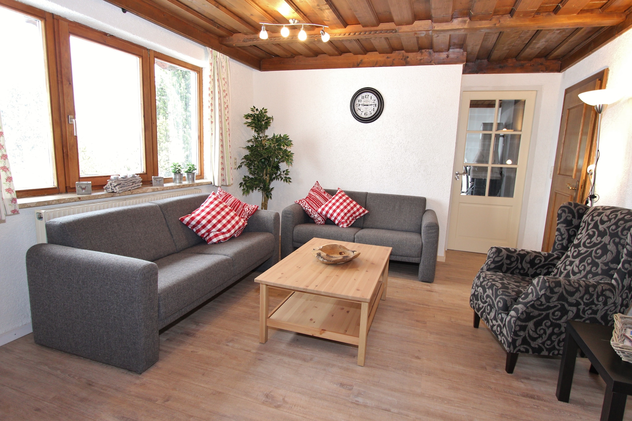 This beautiful detached chalet for a maximum of 8 people is located right outside the well-known and lively town of Grossarl in Salzburgerland at an altitude of 1050 meters. The location is truly unique. Lovely in the sun, with a wonderful view of the surrounding mountain landscape.

This chalet has a very nice living room with an open fully equipped kitchen, a bathroom and a bedroom on the ground floor. On the first floor there are 3 large bedrooms, a balcony and a bathroom. The chalet also offers a heated ski cellar. After a day of hiking or skiing, you can relax in the sunny garden with beautiful views or in the in-house wellness area, which is equipped with a large sauna, multi-person bathtub, waterfall showers and loungers. You can park directly at the chalet.

In Großarl you can expect an untouched landscape in the Großarltal, the village character of the two communities of Großarl and Hüttschlag and the ambience of a modern winter sports region with a snow-sure ski area. There are a total of 70 kilometers of slopes and 17 lifts on the Großarltal - Dorfgastein ski area. The Großarltal is a member of Ski amade - Austria's largest skiing area with a total of 760 kilometers of slopes and 270 lifts.

An active region like the Grossarltal impresses with a large selection of sports and leisure opportunities such as hiking with 400 kilometers of hiking trails or biking with 140 kilometers of signposted mountain bike routes and bike trails. In summer, the outdoor pool in the Grossarl leisure center offers lots of swimming fun!