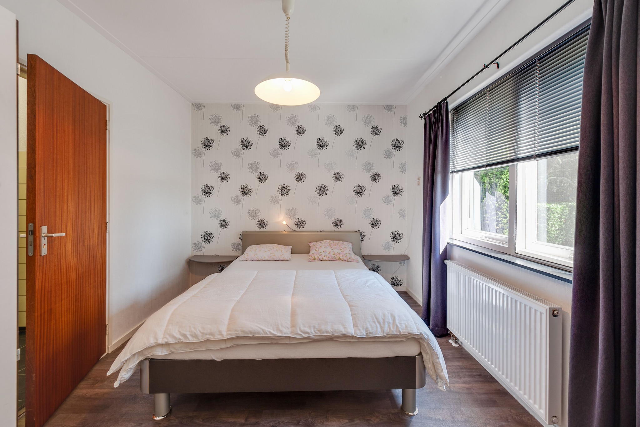 This 3-bedroom holiday home in a rural setting with a view of the Mantingerzand nature preserve is located in Mantinge. It has a private terrace with cozy furnishings to have delightful meals and sit down chatting. The stay is comfortable for up to 5 persons, be it a small family or 2 friendly couples.
Mantinge area is known for its heathland and its juniper-covered dunes and sand drifts. You can explore the area by walking, cycling, or hiking. The Dwingelderveld nature preserve is also not far away. To dine at one of the restaurants, you need to go 2 km. Supermarkets for groceries are at 8 km.
The holiday home has central heating for comfort. It is surrounded by a spacious private garden with a great view and decked areas for great outdoor living. You can make a quick coffee with the machine in the kitchen. A high chair and playpen are provided on request. Parking is available.
Details; there is a double bed with a mattress of 160x200 and a double bed with 2 mattresses of 90x220.