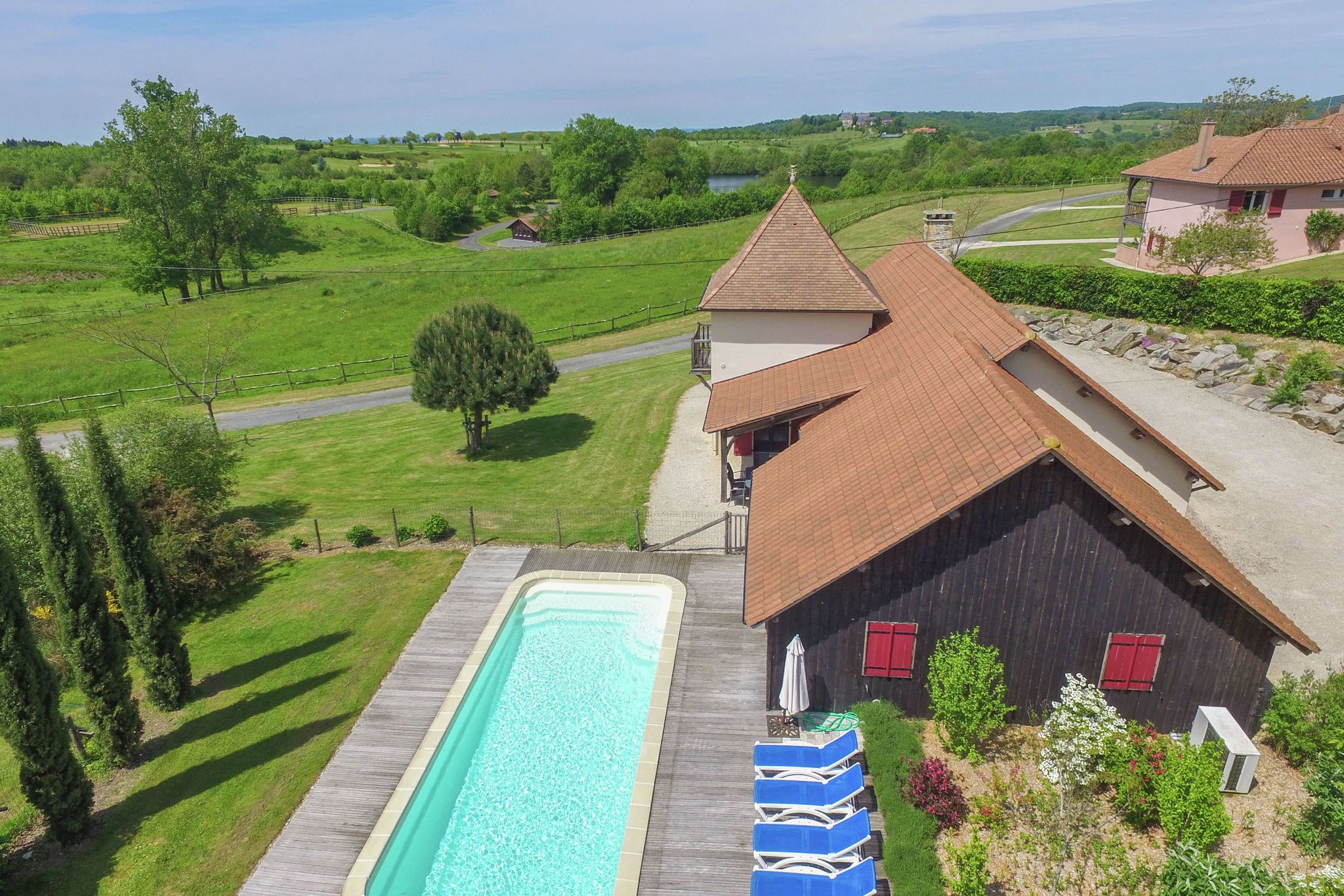 Villa de luxe avec sauna privee, piscine, vue et de place pour deux familles
