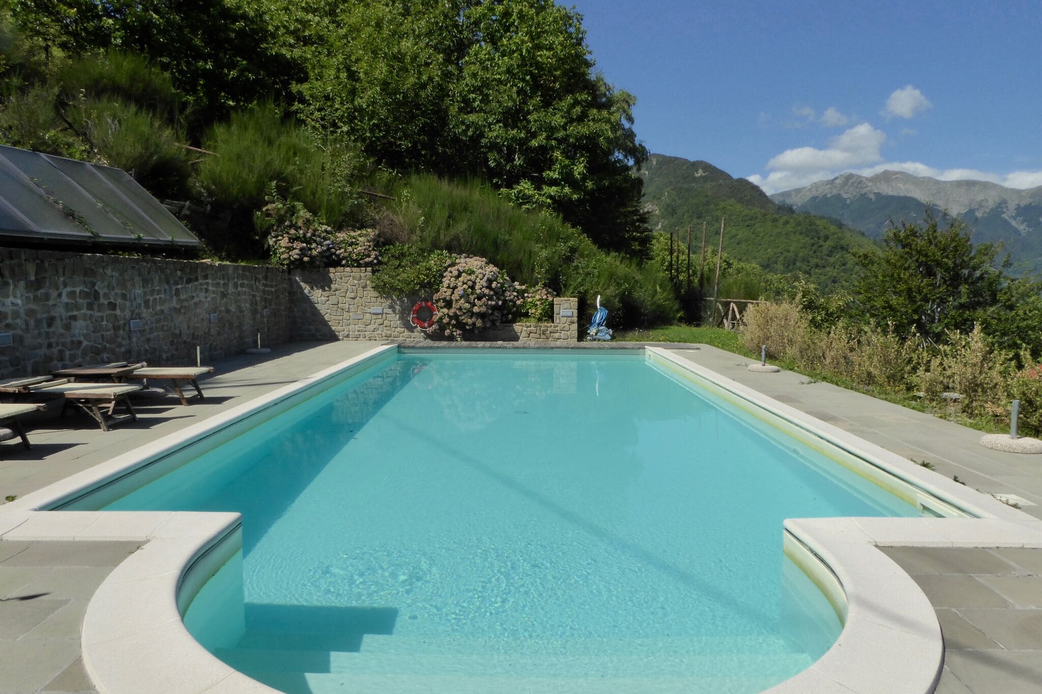 Ruim chalet bij de vallei van Sestaione met zwembad