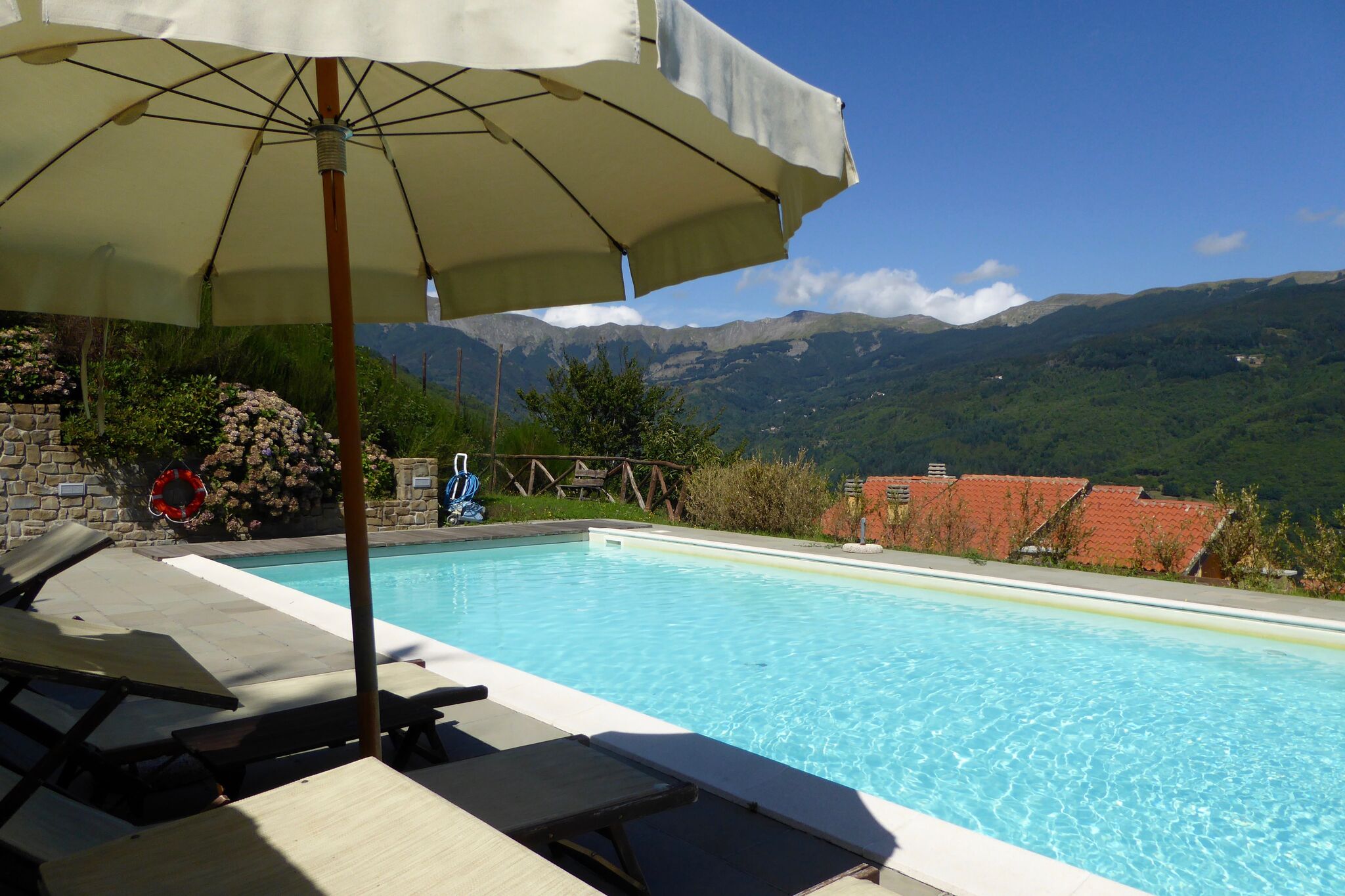 Spacious Chalet in Cutigliano with Swimming Pool