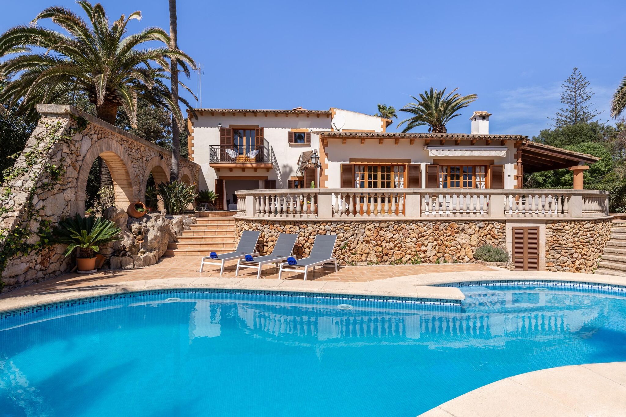 Beautiful villa for 8 people with pool, garden & terrace with sea views