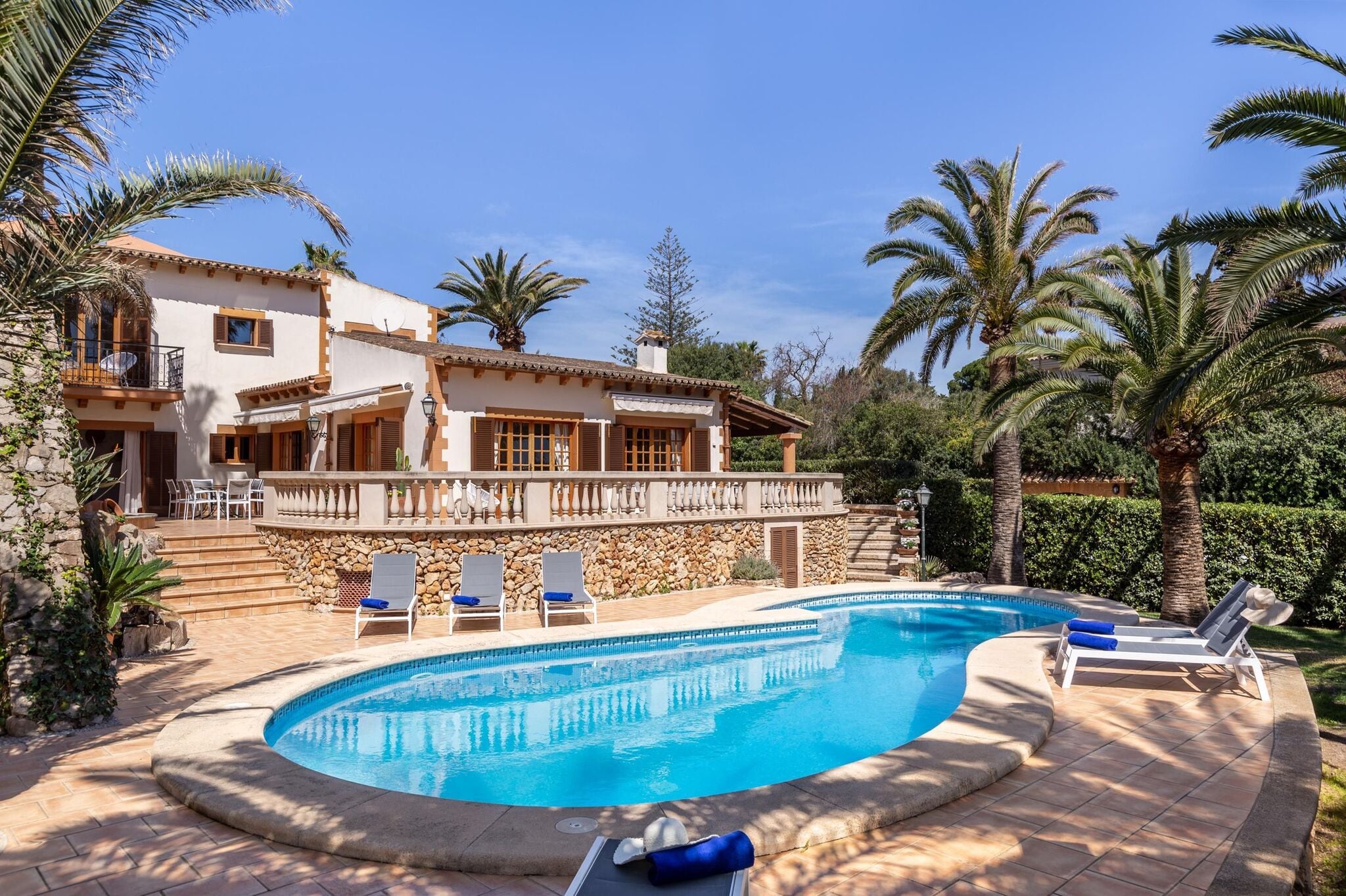 Schöne Villa für 8 Personen mit Pool, Garten und Terrasse mit Meerblick