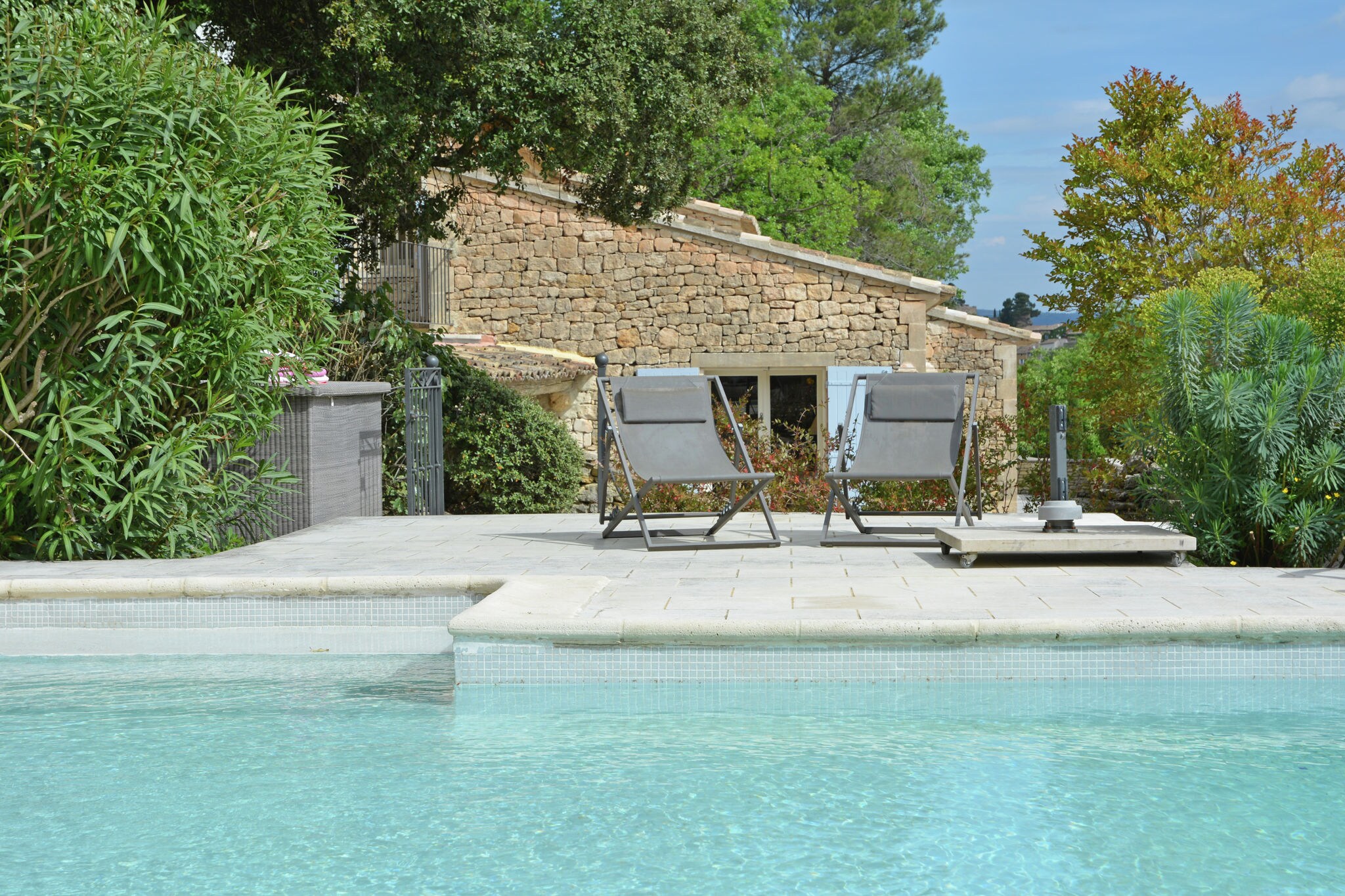 Stenen villa in de Provence met uitzicht op het platteland