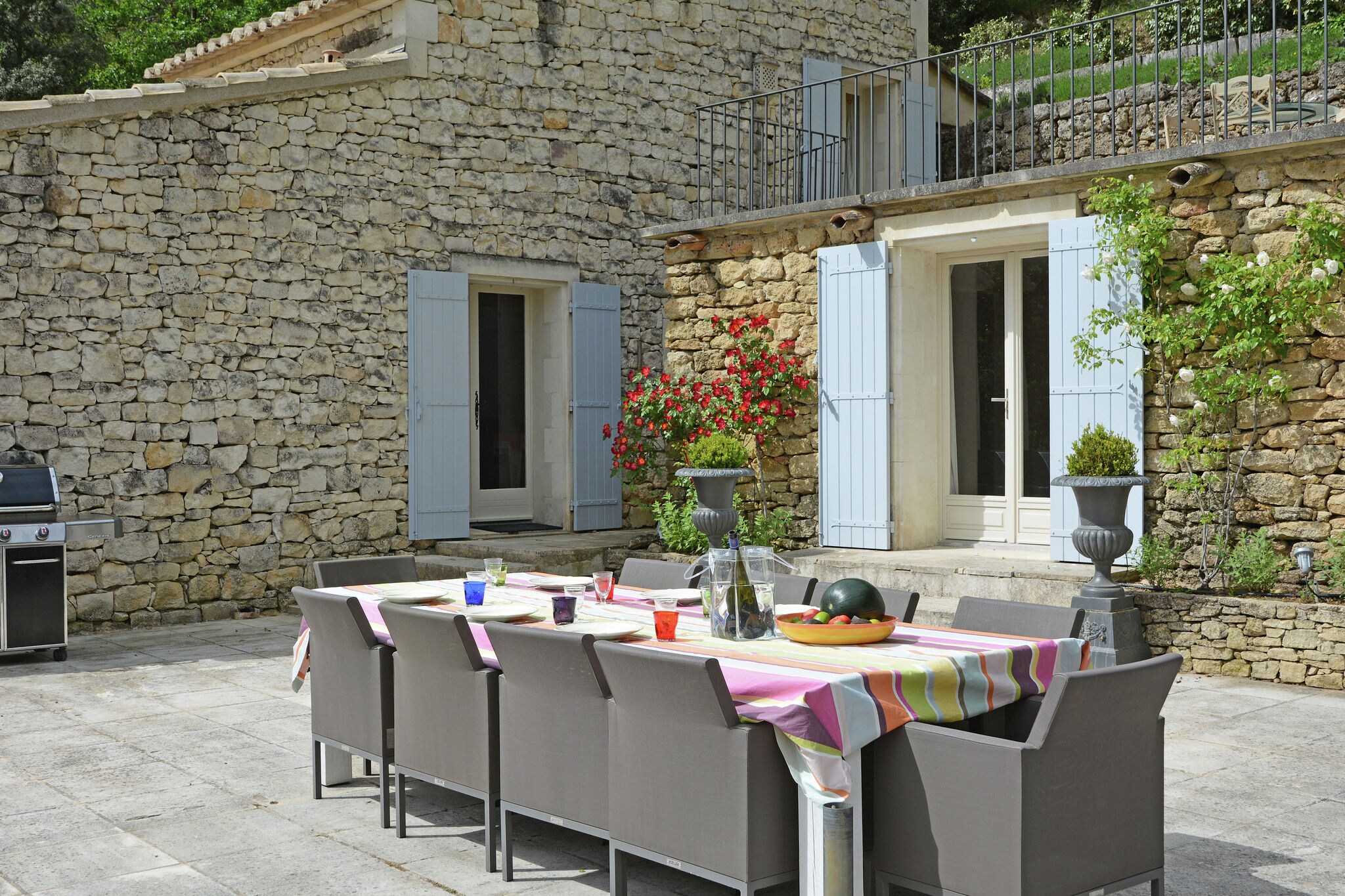 Stenen villa in de Provence met uitzicht op het platteland