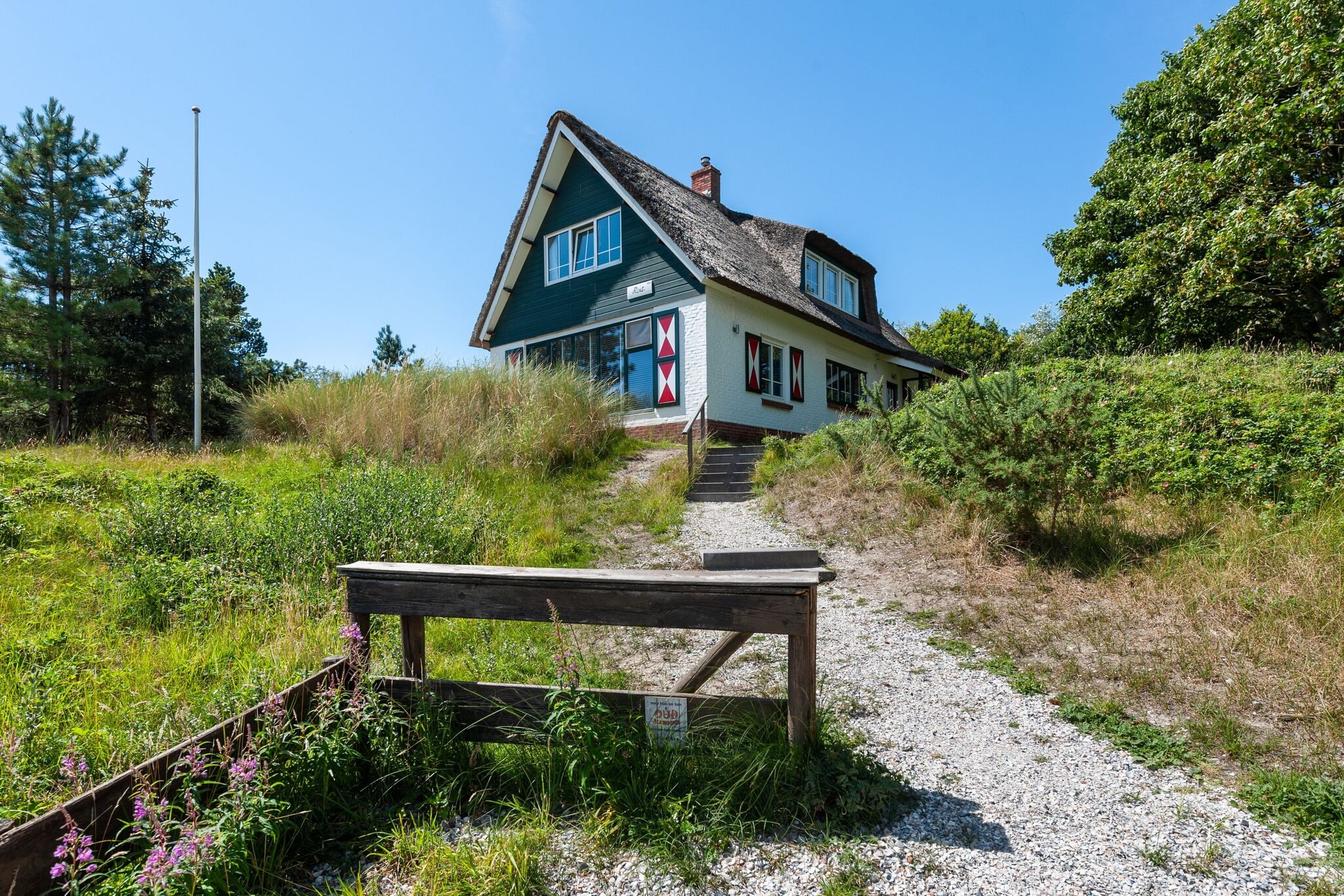 Beautiful dune villa with thatched roof on Ameland. 800 meters from the beach