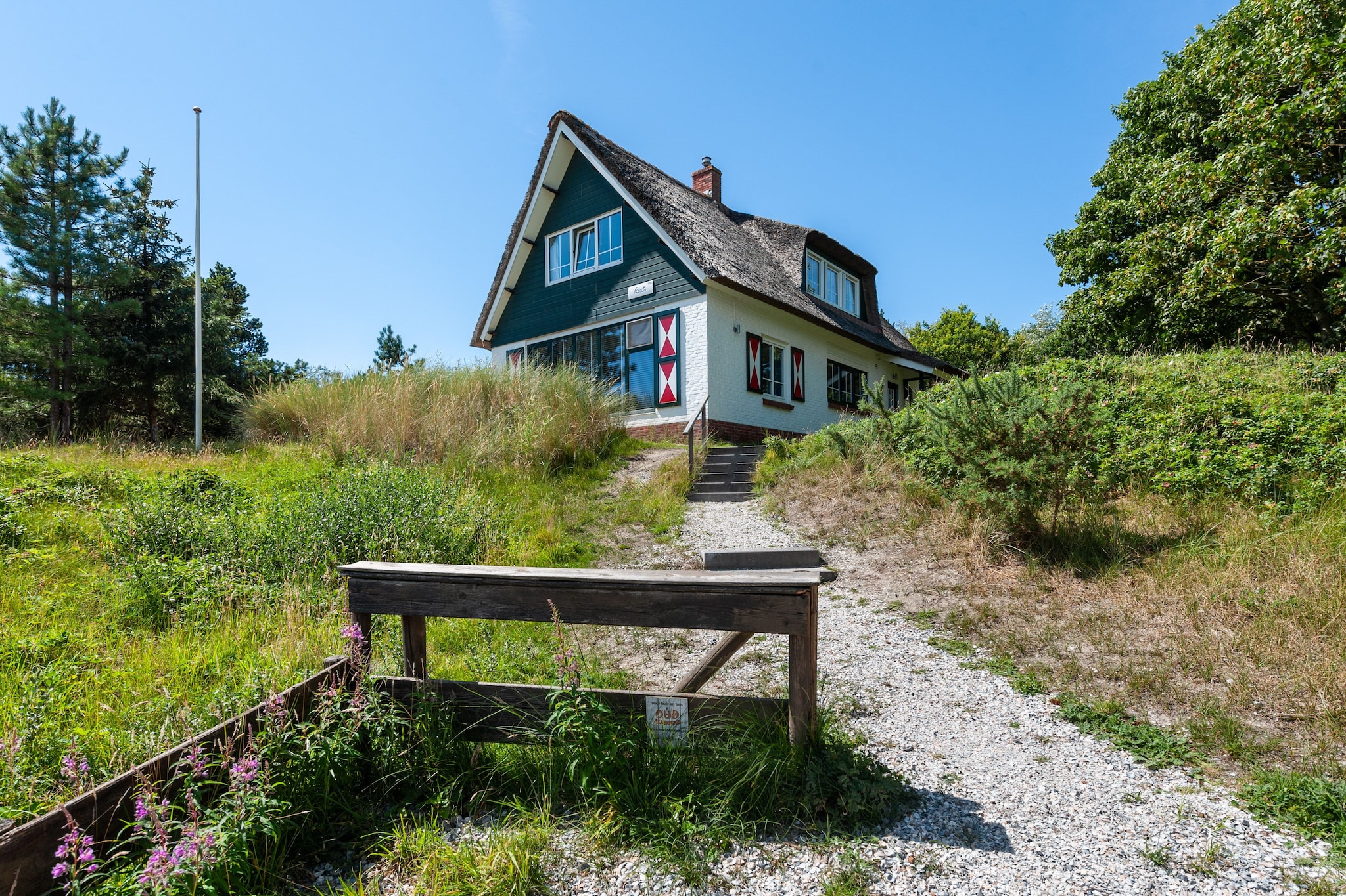 Beautiful dune villa with thatched roof on Ameland. 800 meters from the beach