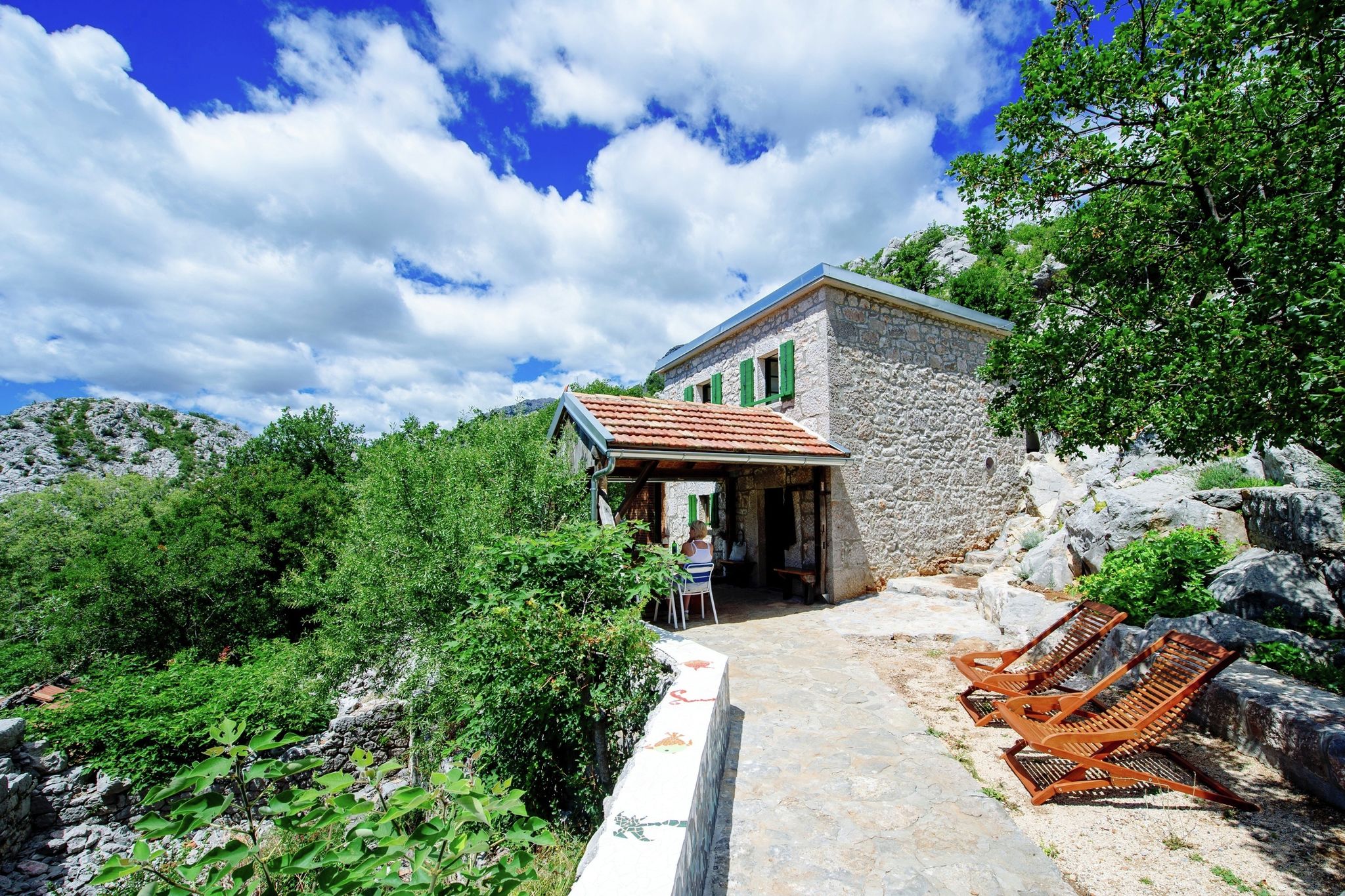 Authentiek stenen huis op de berg Velebit met uniek uitzicht op de eilanden