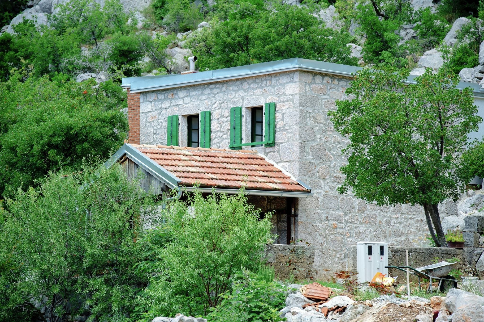 Authentiek stenen huis op de berg Velebit met uniek uitzicht op de eilanden