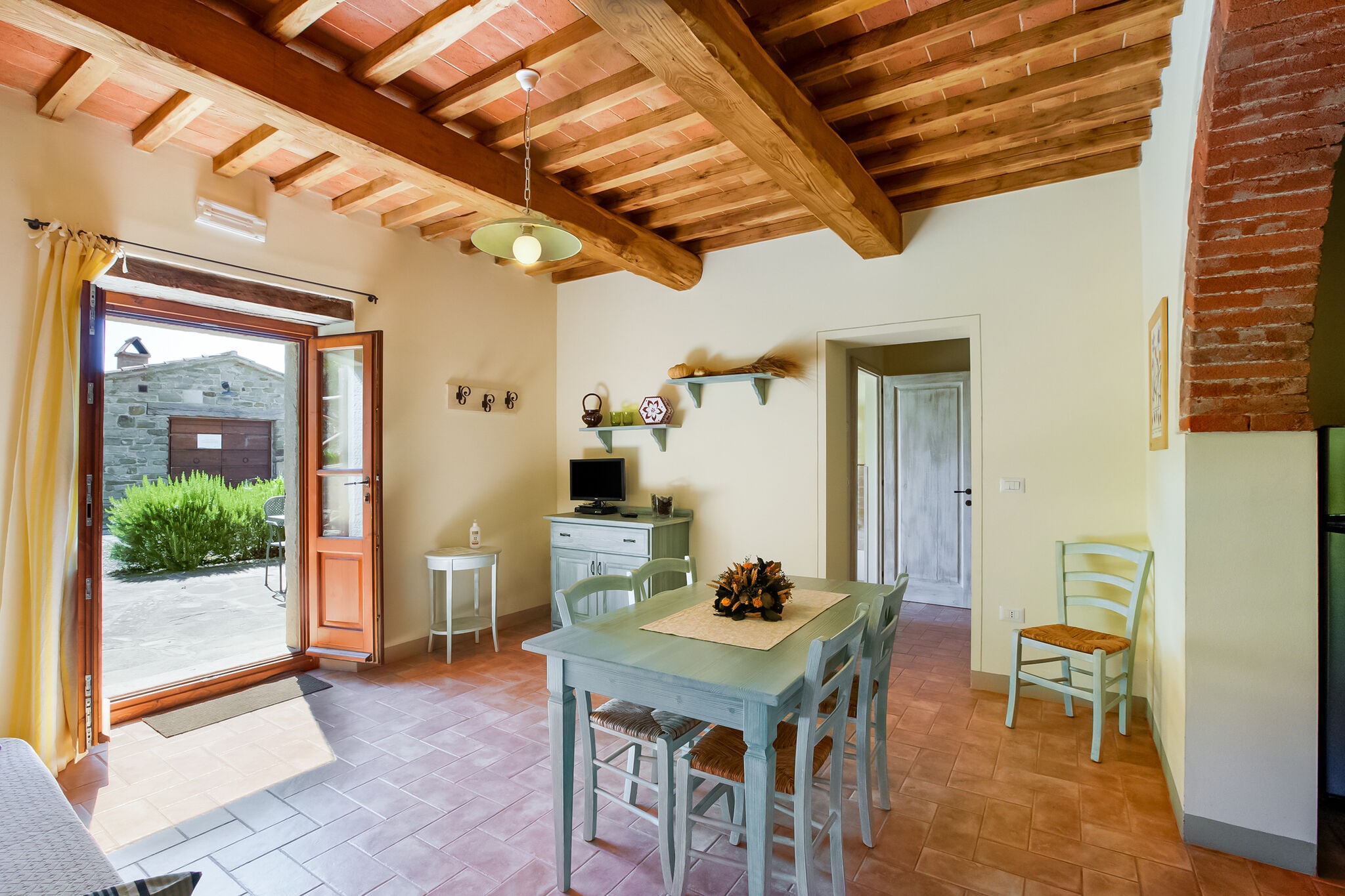 Apartment in a holiday home in Anghiari with a view of the hills