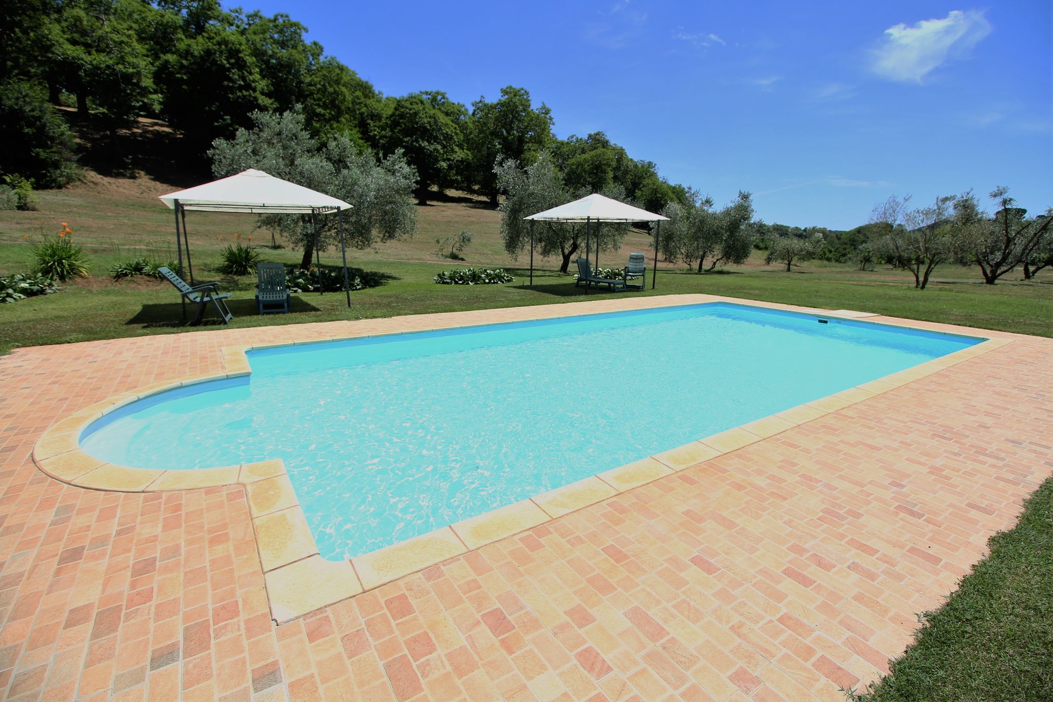 Stijlvol appartement in Manziana met een zwembad