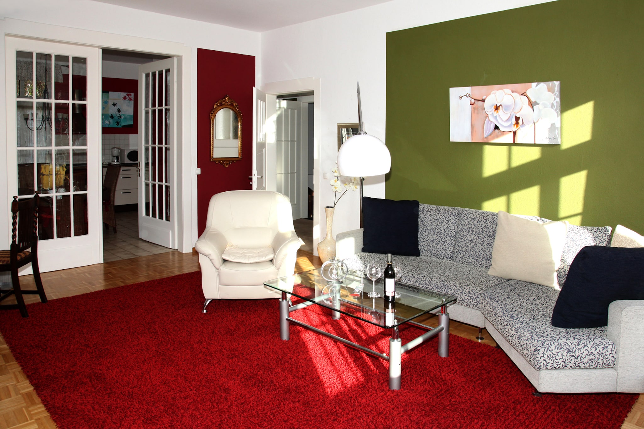 Located just outside the charming spa town of Bad Pyrmont, this cozy apartment offers a peaceful base for exploring the scenic Weser Uplands. Ideal for couples or small families, the home features a private terrace shaded by lime trees, perfect for sunbathing or enjoying a quiet moment with a book and a cup of tea.

Guests can book breakfast on request, and public e-charging stations are conveniently located 500 m away. From here, embark on excursions along the Weser River, visit the historic town of Hameln, or explore the quirky legacy of Baron Münchhausen. Families will love the nearby Rasti-Land theme park, while wellness enthusiasts can unwind at the Hufeland-Therme, offering brine-salt water pools and six saunas.

With 300 km of hiking trails, cycling routes, and spa architecture to admire, this apartment blends nature, culture, and relaxation in one inviting package.