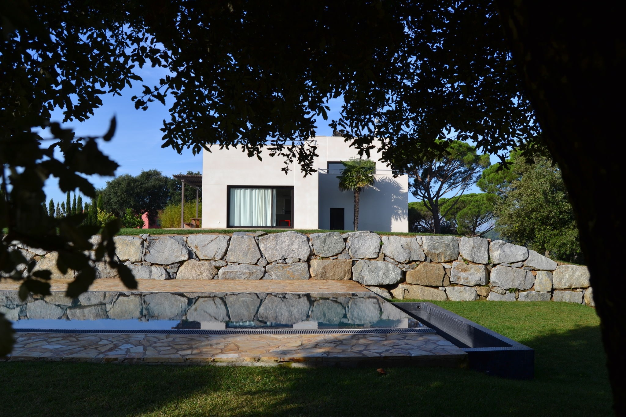 Moderne vrijstaand villa van minimalistische architectuur.Puur genieten.