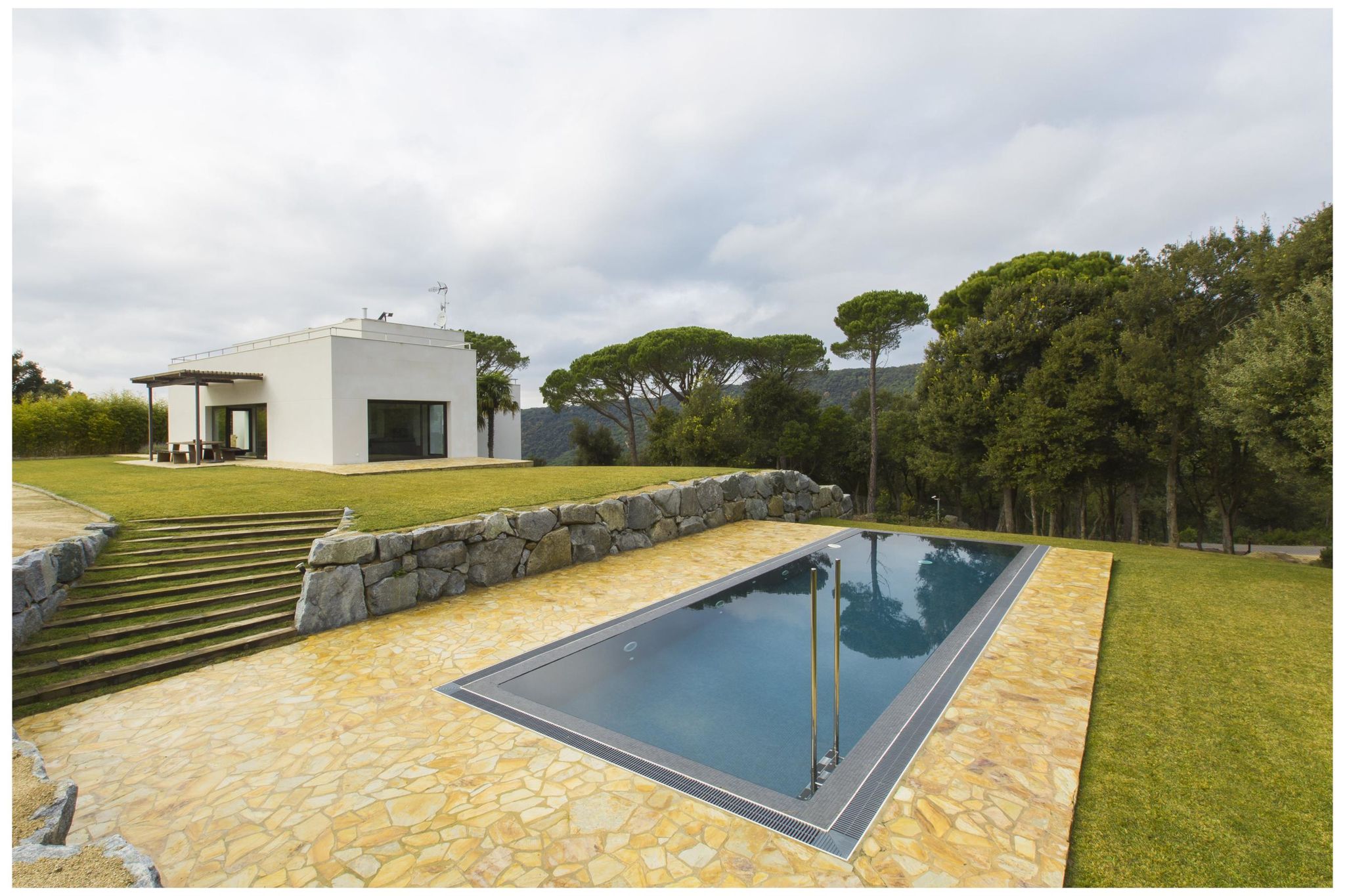 Moderne vrijstaand villa van minimalistische architectuur.Puur genieten.