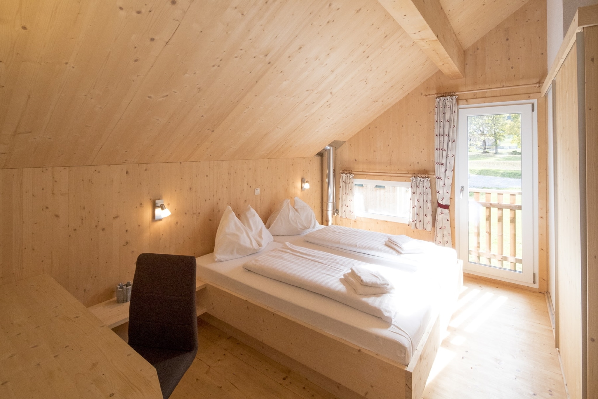 Ground floor: (Living room(TV(satellite), gas fireplace), open kitchen(electric kettle, toaster, cooker(ceramic), coffee machine(filter), oven, grill, dishwasher, fridge-freezer, dishes and cutlery(Bowls, chopsticks, plates, cups, etc.)), bathroom(shower, sauna, washbasin, hairdryer), Internet access)\n\nOn the 1st floor: (bedroom(double bed), bedroom(double bed, bunk bed), bedroom(double bed), bedroom(2x single bed), bathroom(bath tub, washbasin, toilet), bathroom(shower, washbasin, toilet))\n\nBubble bath, cot, washing machine, heating(electric, central), terrace, garden, garden furniture, BBQ, parking, children\'s bed, high chair