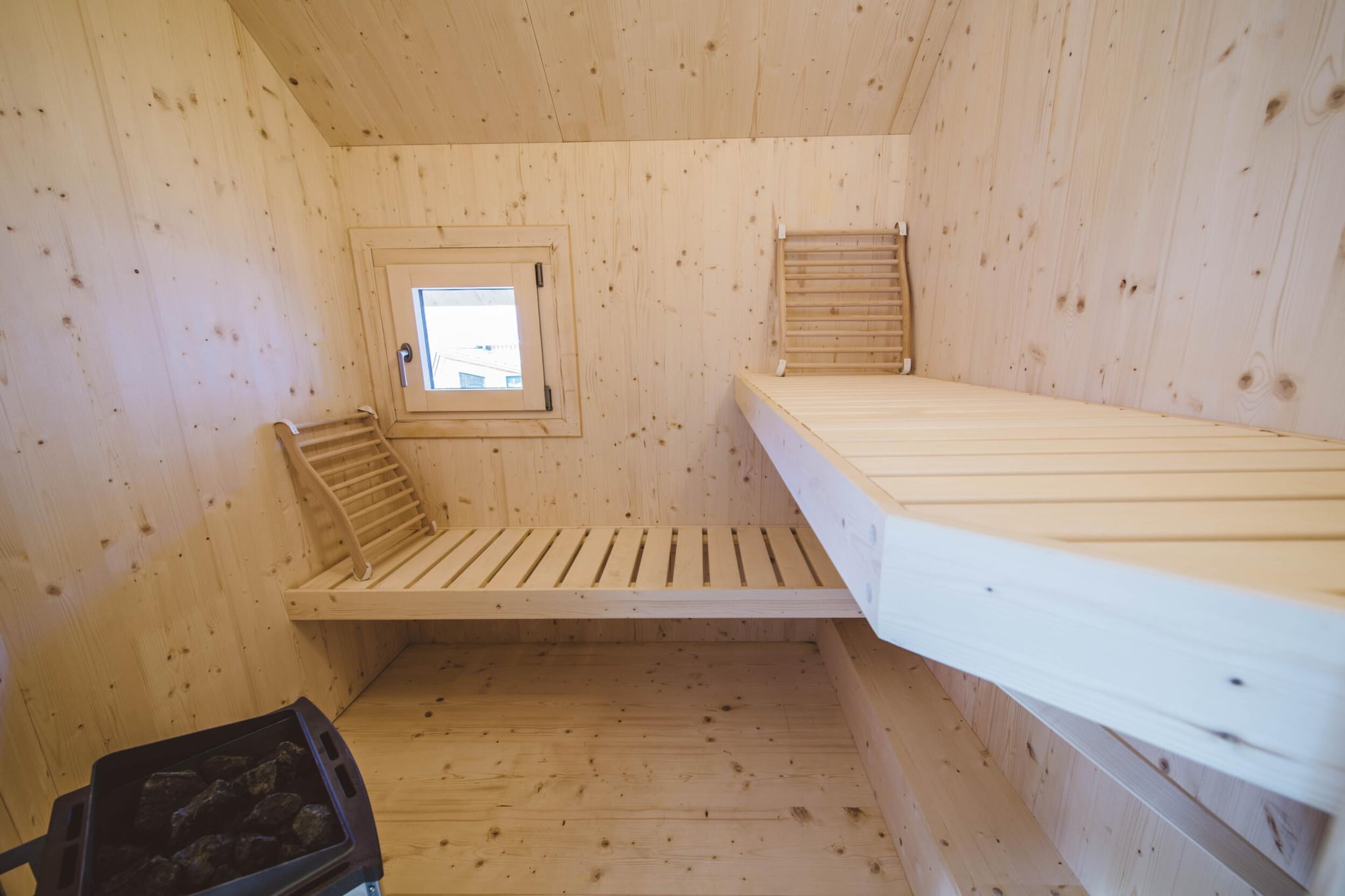 Ground floor: (hallway(DVD player, toilet, ski boot heaters), Living room(TV(satellite), gas fireplace), open kitchen(electric kettle, toaster, cooker(ceramic), coffee machine(filter), oven, microwave, dishwasher, fridge-freezer, Blender, dishes and cutlery(Bowls, chopsticks, plates, cups, etc.)), Bedroom with bathroom(double bed, shower, washbasin, toilet, hairdryer), Internet access, garden doors)\n\nOn the 1st floor: (bedroom(double bed), bedroom(double bed), bedroom(double bed, bunk bed), Bedroom with bathroom(double bed, shower, washbasin, toilet), bathroom(Bubble bath, hot tub, shower, sauna, 2x washbasin, toilet, bidet))\n\ncarport, Bubble bath, washing machine, heating(electric, central), terrace(fenced), garden, garden furniture, BBQ(charcoal), parking, children\'s bed, high chair, drying cabinet