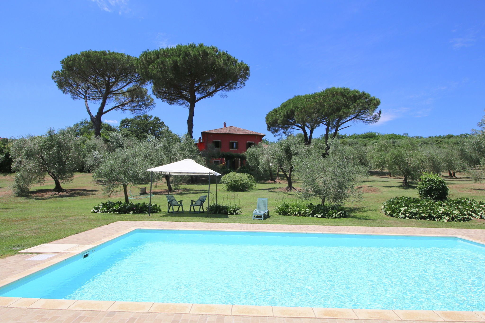 Ruim vakantiehuis in Manziana met zwembad en privéterras