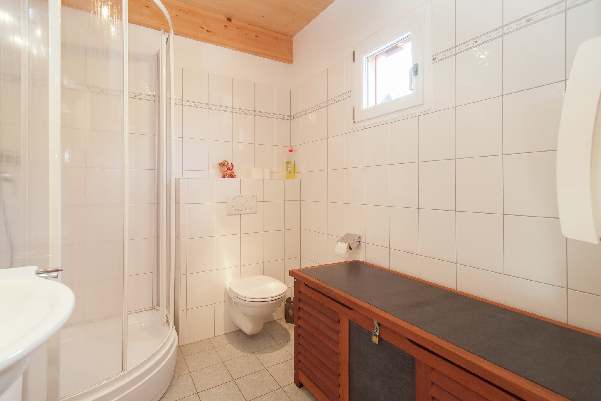 Ground floor: (Living room(TV(cable, satellite), DVD player, radio, gas fireplace), open kitchen(hob(4 ring stoves, ceramic), electric kettle, toaster, coffee machine(filter), oven, dishwasher, fridge-freezer, dishes and cutlery(Bowls, chopsticks, plates, cups, etc.)), bathroom(shower, washbasin, toilet, washing machine), Internet access)\n\nOn the 1st floor: (bedroom(double bed), bedroom(double bed, bunk bed), bedroom(single bed, single bed), bathroom(bathtub with shower, washbasin, toilet, hairdryer), balcony)\n\nski storage, tumble dryer, washing machine, heating(central), terrace, garden, garden furniture, parking, drying cabinet