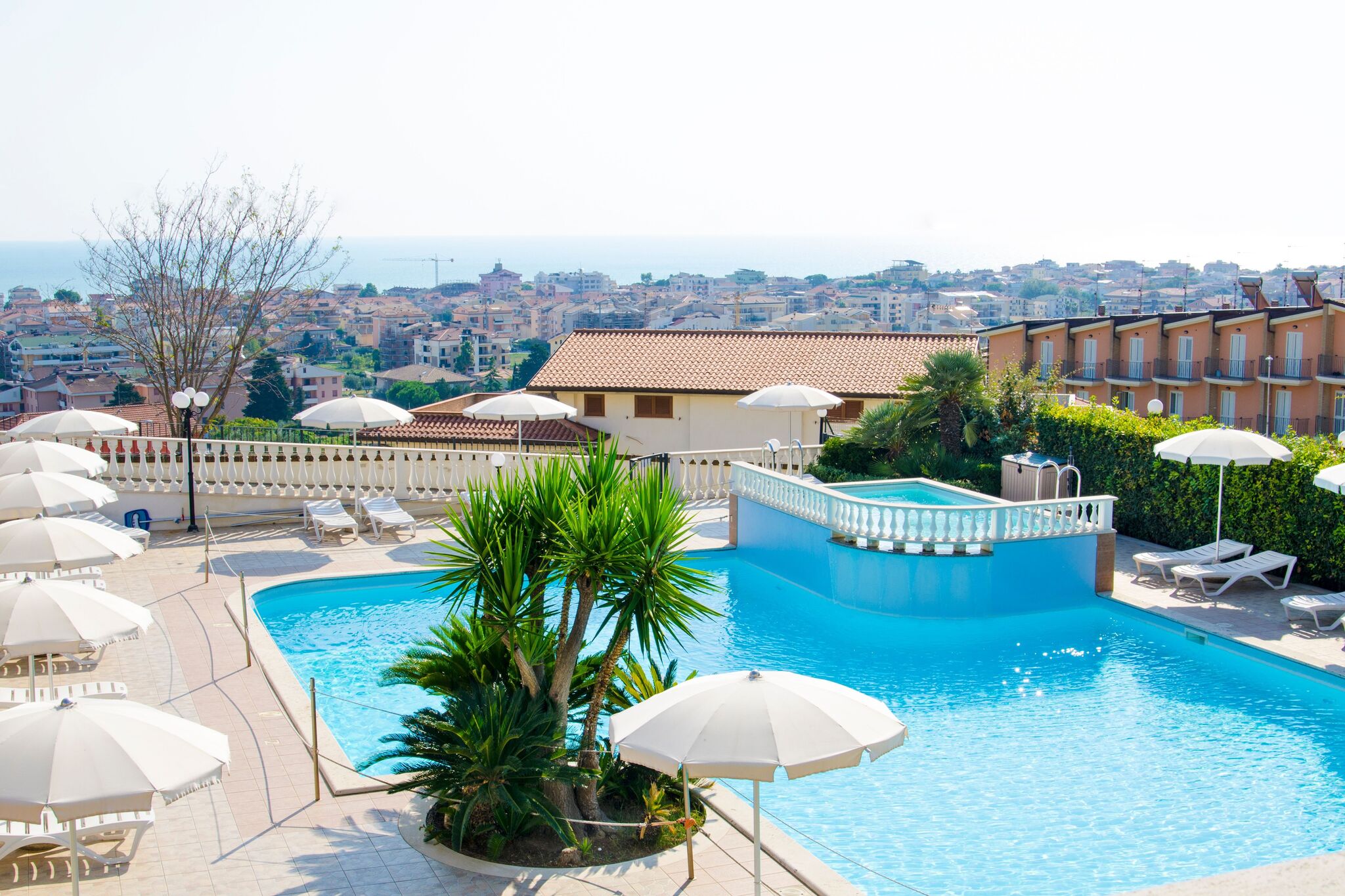 Ferme moderne à Tortoreto avec piscine