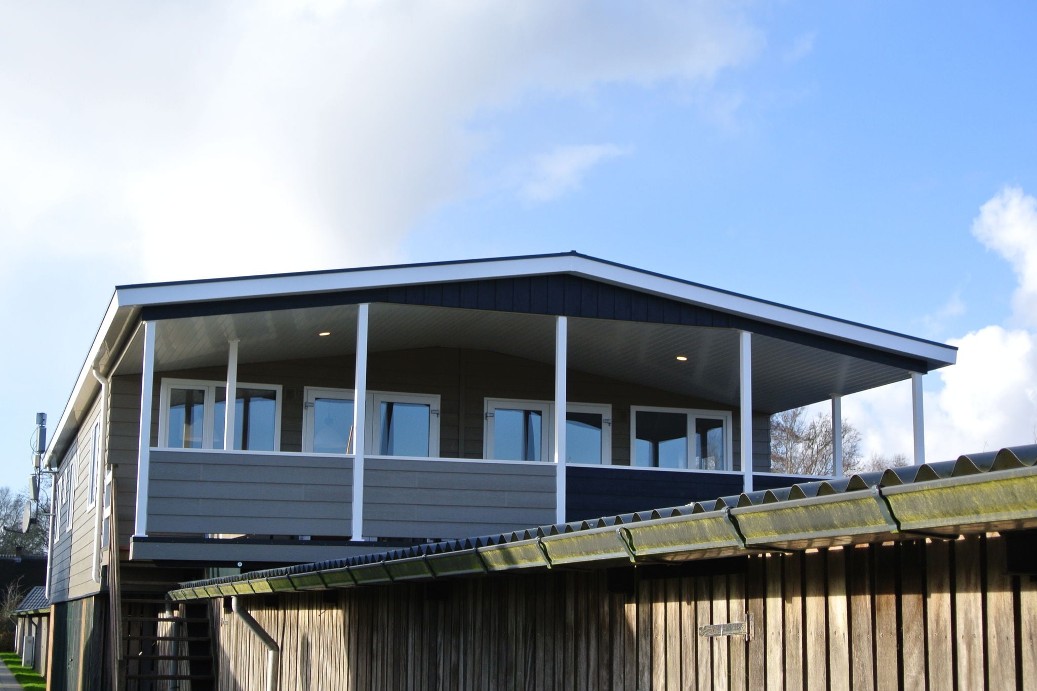 Modern lodge with an electric sloop in centre of Giethoorn