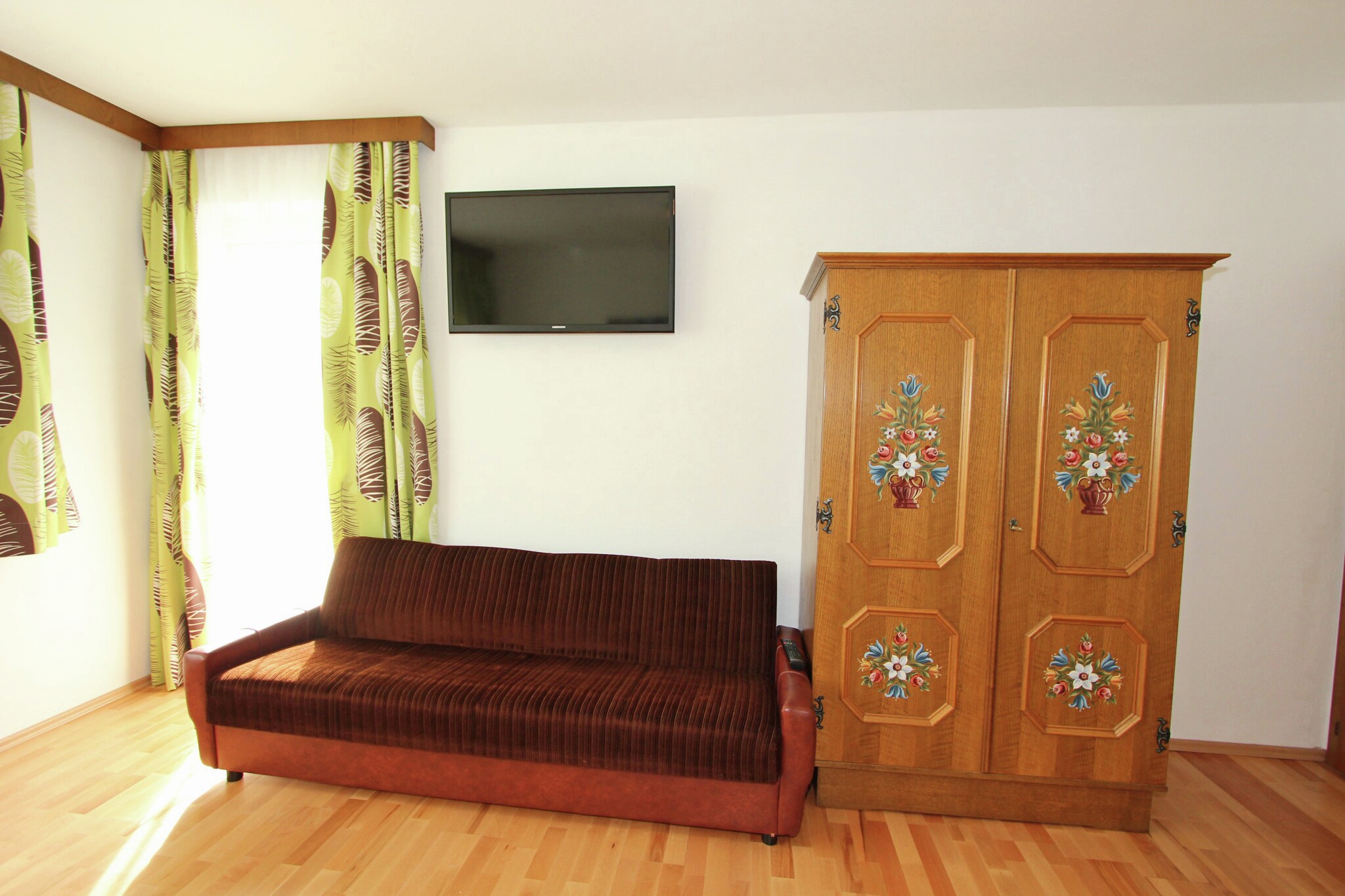 On the 1st floor: (Large kitchen(TV(satellite), cooker(4 ring stoves), oven, microwave, dishwasher, fridge-freezer), bedroom(single sofa bed, double bed, TV(satellite), shower, washbasin, toilet), bedroom(double bed, washbasin), bedroom(single sofa bed, double bed, washbasin), bathroom(shower(unit), washbasin, toilet), toilet(washbasin), Landing, balcony)\n\nparking