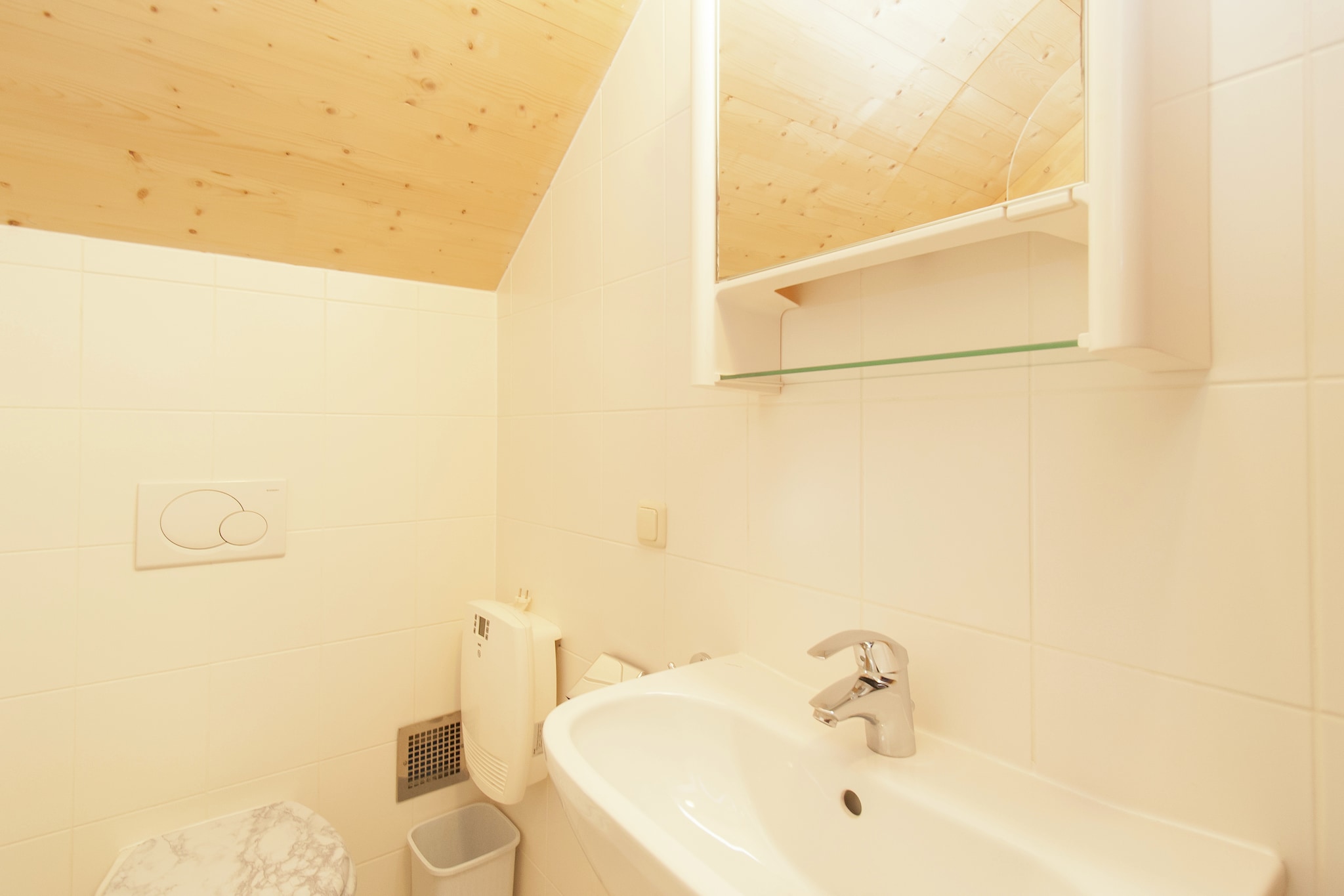 Ground floor: (hallway, Living room(double sofa bed, TV(satellite), DVD player, radio, CD player, gas fireplace), open kitchen(electric kettle, toaster, cooker(4 ring stoves), coffee machine(filter), oven, grill, microwave, dishwasher, fridge-freezer, dishes and cutlery(Bowls, chopsticks, plates, cups, etc.)), Internet access)\n\nOn the 1st floor: (bedroom(double bed), bedroom(2x single bed), bathroom(bathtub with shower, washbasin, toilet, hairdryer))\n\nstorage, tumble dryer, washing machine, heating(central), terrace, garden, garden furniture, parking