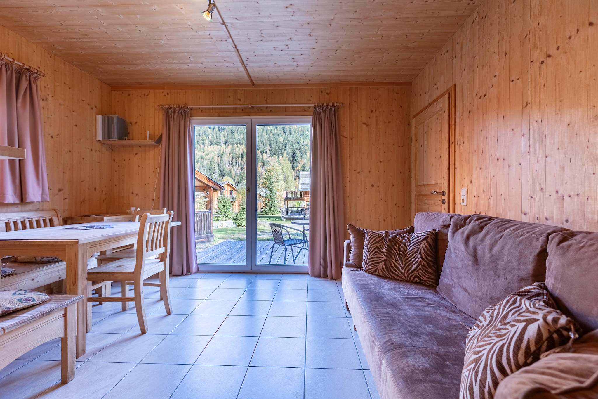 This inviting 70 m² chalet offers a cozy retreat for up to 6 guests, perfect for a relaxing getaway in the heart of green Styria. The chalet features two comfortable bedrooms: one with a double bed and the other with two single beds, ensuring a restful stay for everyone. The bathroom includes a bathtub, ideal for unwinding after a day of exploration.
This chalet’s location provides a peaceful escape while still being conveniently close to local amenities. The Kreischberg Ski Area is just 15 km away, offering excellent winter sports opportunities. A supermarket is located 2 km from the property for your shopping needs.
The open kitchen is fully equipped with everything you need for a self-catering holiday. It includes cutlery and cookware, a ceramic hob, oven, dishwasher, and a fridge with a freezer compartment. Additional amenities like a toaster, kettle, and coffee machine are also provided. A small starter set with dishwasher tabs, dishwashing liquid (sample), sponge, garbage bags, cleaning supplies, and a tea towel will be ready upon your arrival. Step outside onto the furnished terrace and immerse yourself in the tranquil beauty of the natural surroundings.
For your convenience, free Wi-Fi and satellite TV are available, ensuring you stay connected and entertained during your stay. Enjoy the blend of comfort and nature at this delightful chalet, where every detail is designed to make your holiday truly enjoyable.