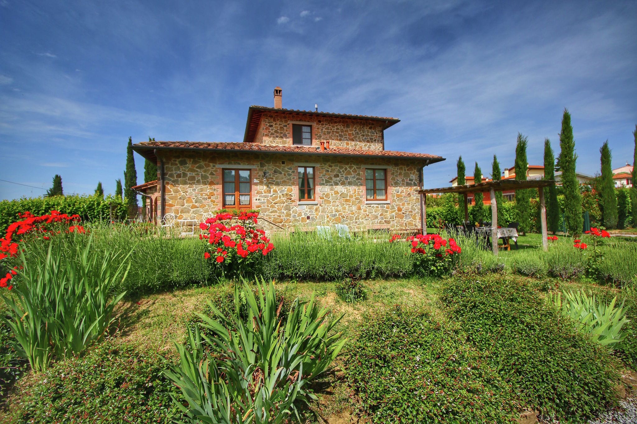 Schön gelegene Wohnung mit Blick auf die Hügel, Garten und Pergola